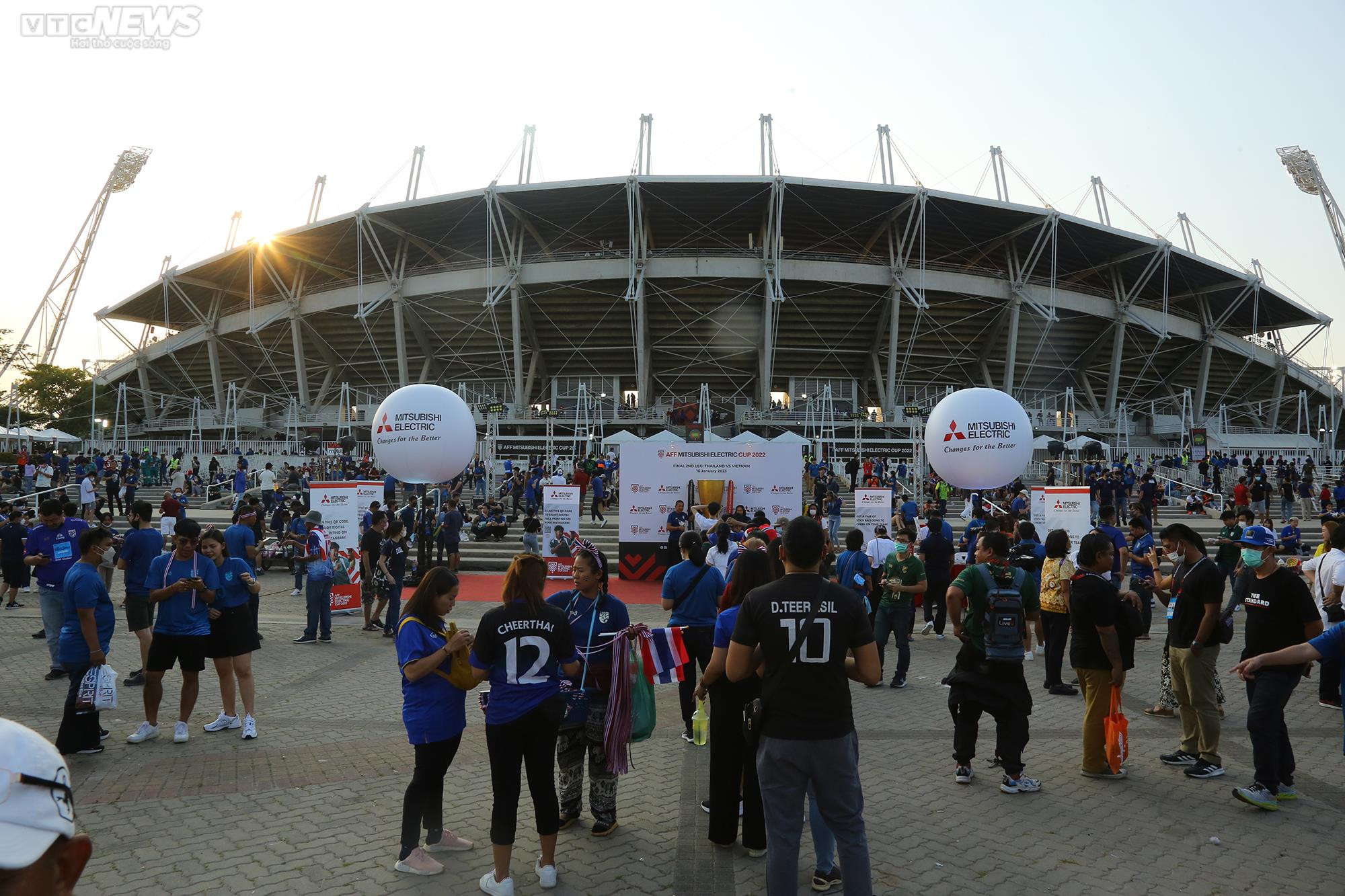 CĐV Việt Nam rực sắc đỏ tiếp lửa thầy trò HLV Park Hang Seo đấu tuyển Thái Lan - 1