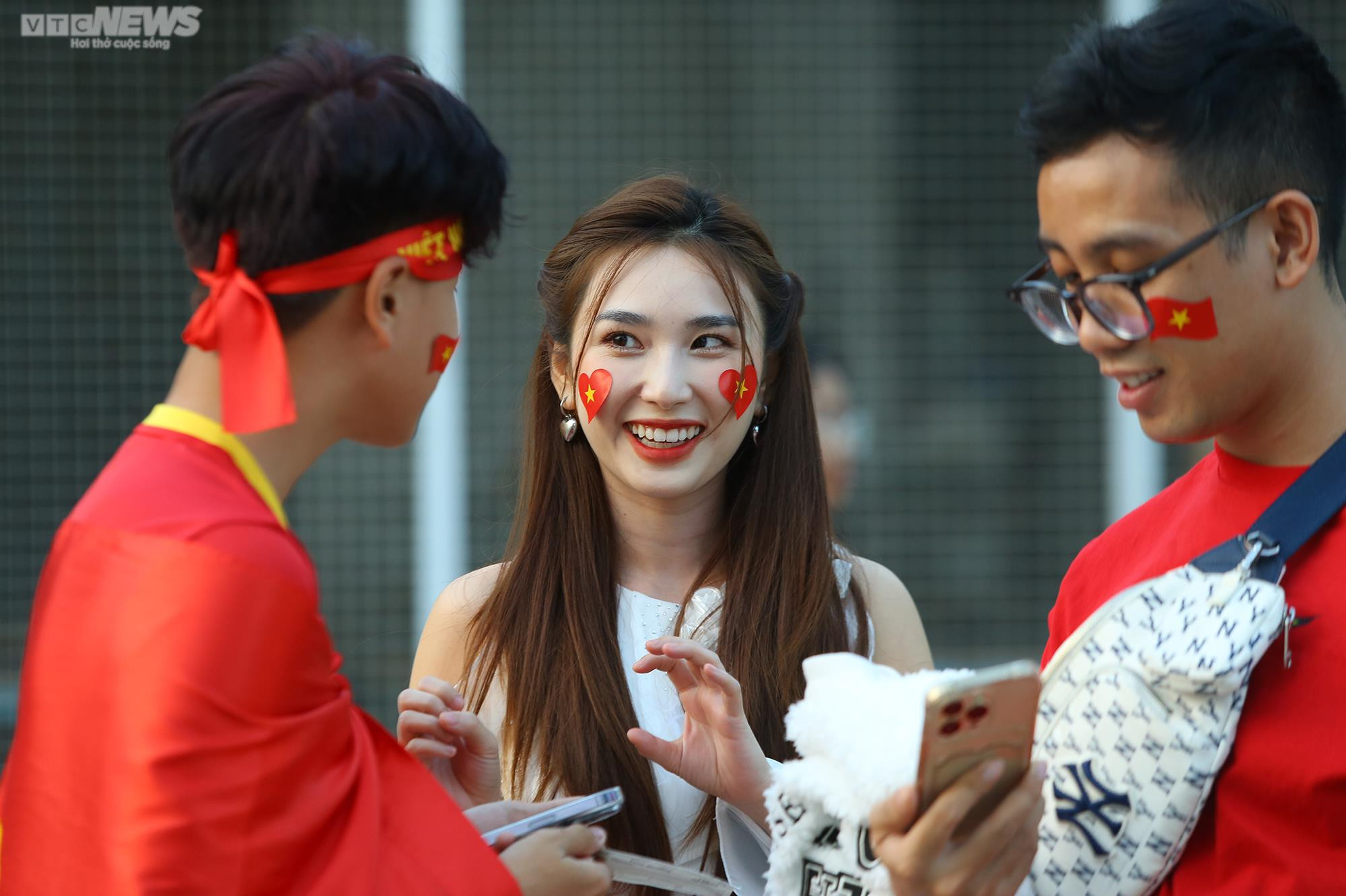 CĐV Việt Nam rực sắc đỏ tiếp lửa thầy trò HLV Park Hang Seo đấu tuyển Thái Lan - 6