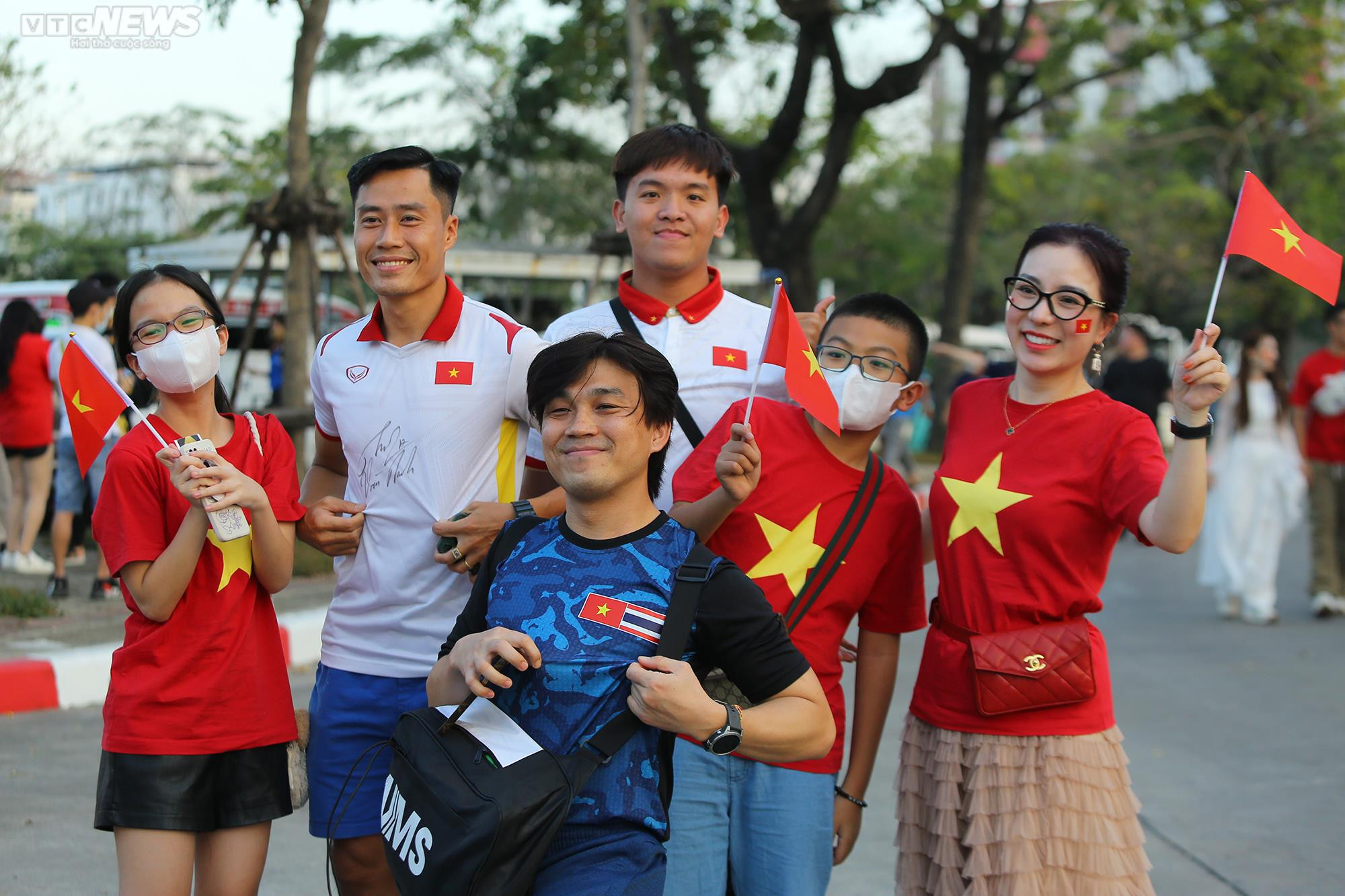 CĐV Việt Nam rực sắc đỏ tiếp lửa thầy trò HLV Park Hang Seo đấu tuyển Thái Lan - 5