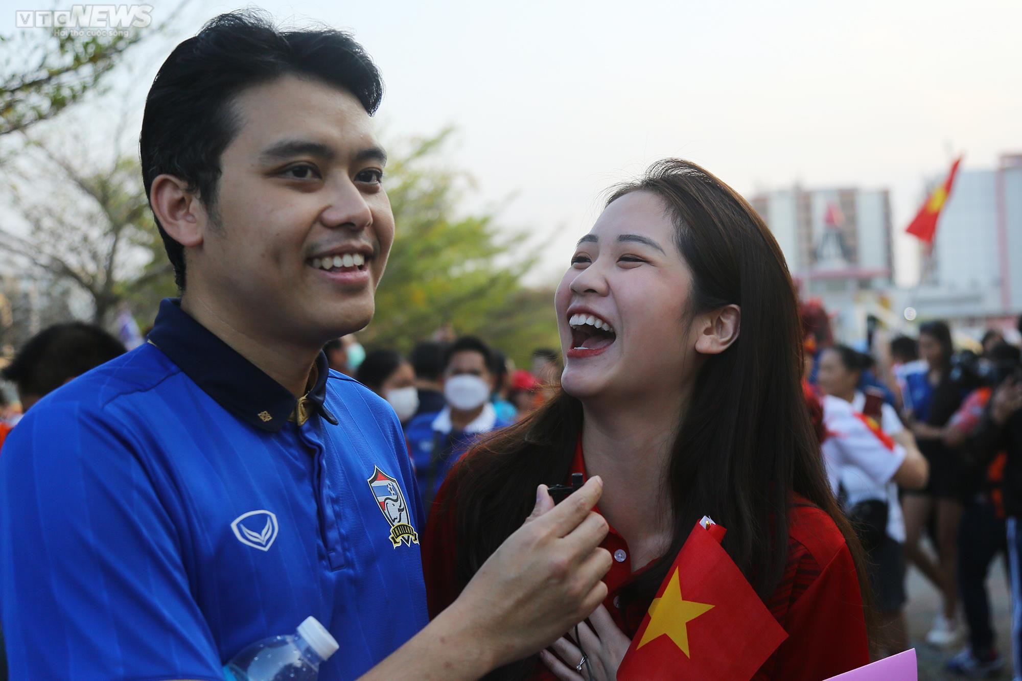 CĐV Việt Nam rực sắc đỏ tiếp lửa thầy trò HLV Park Hang Seo đấu tuyển Thái Lan - 4