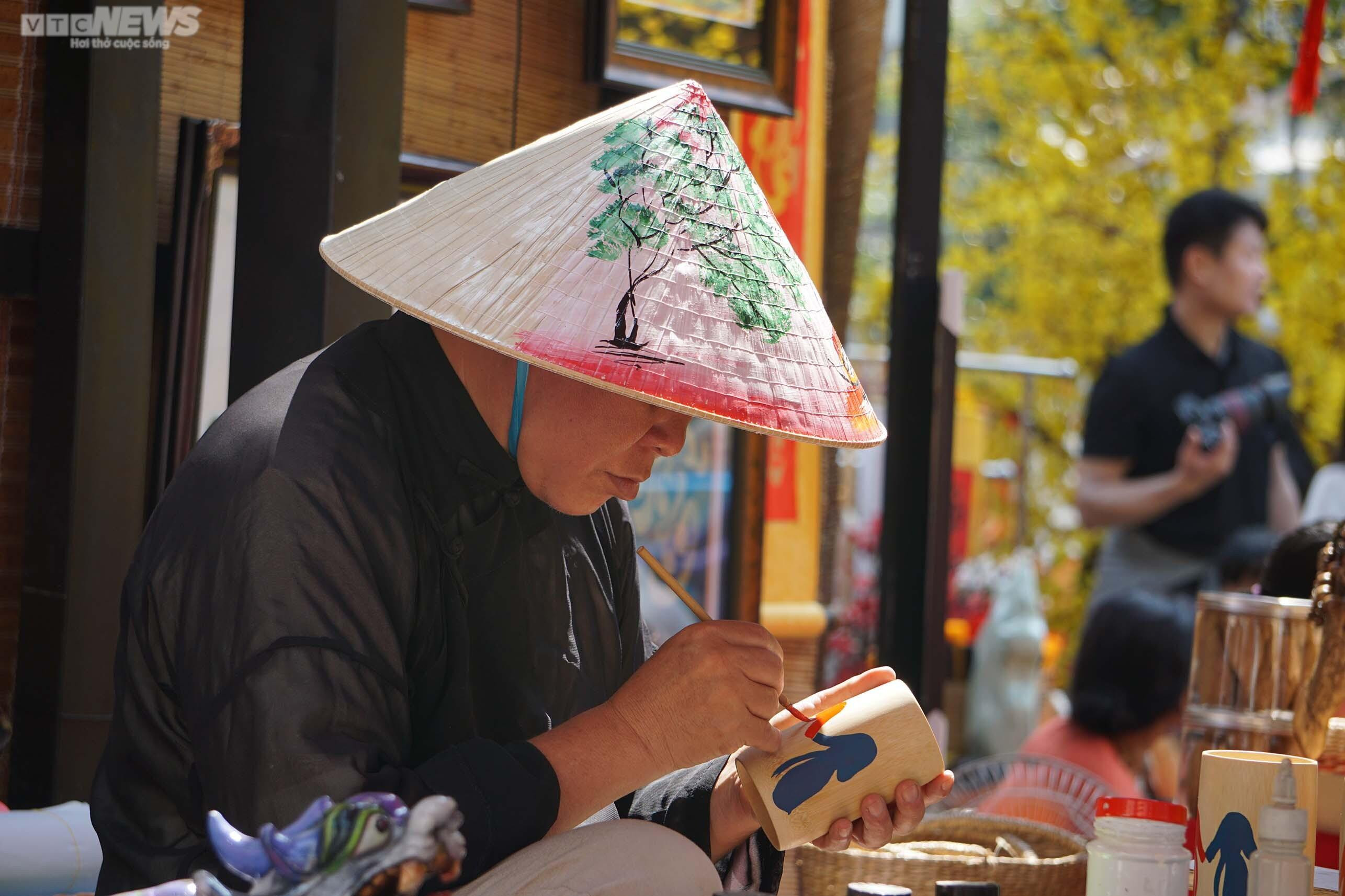 Giáp Tết, phố Ông đồ ở TP.HCM nhộn nhịp người đến xin chữ - 3