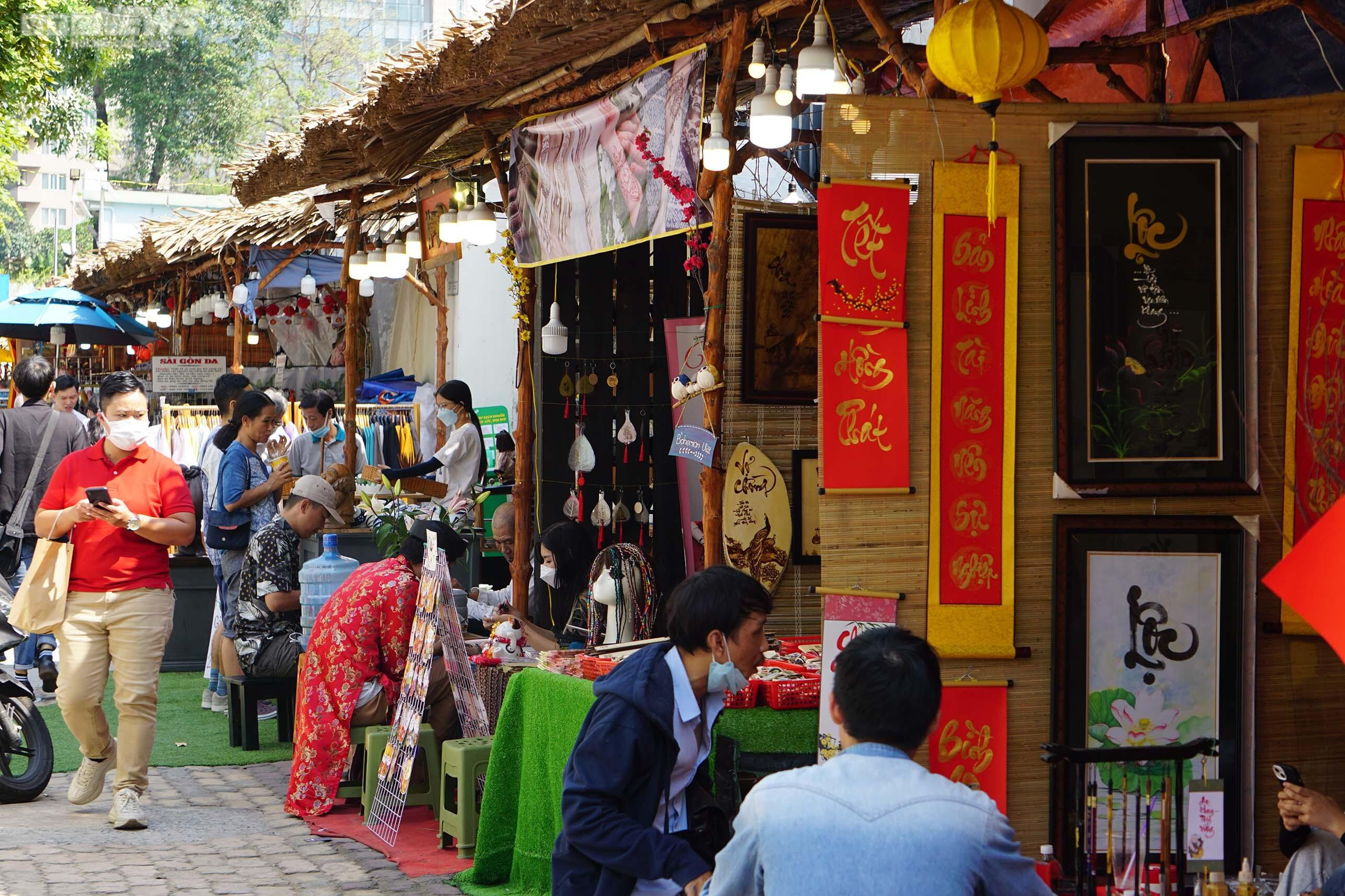 Giáp Tết, phố Ông đồ ở TP.HCM nhộn nhịp người đến xin chữ - 13