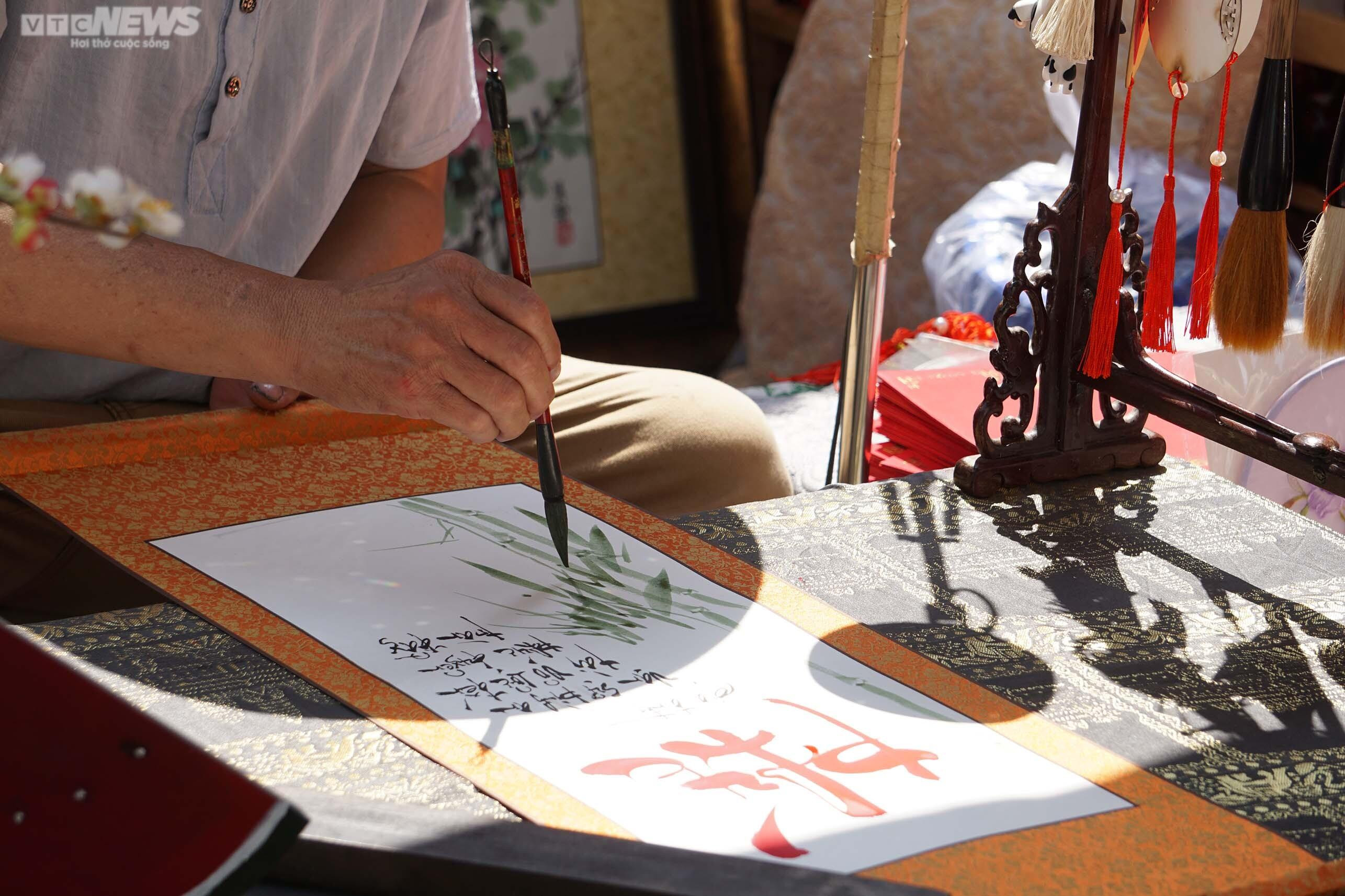 Giáp Tết, phố Ông đồ ở TP.HCM nhộn nhịp người đến xin chữ - 7