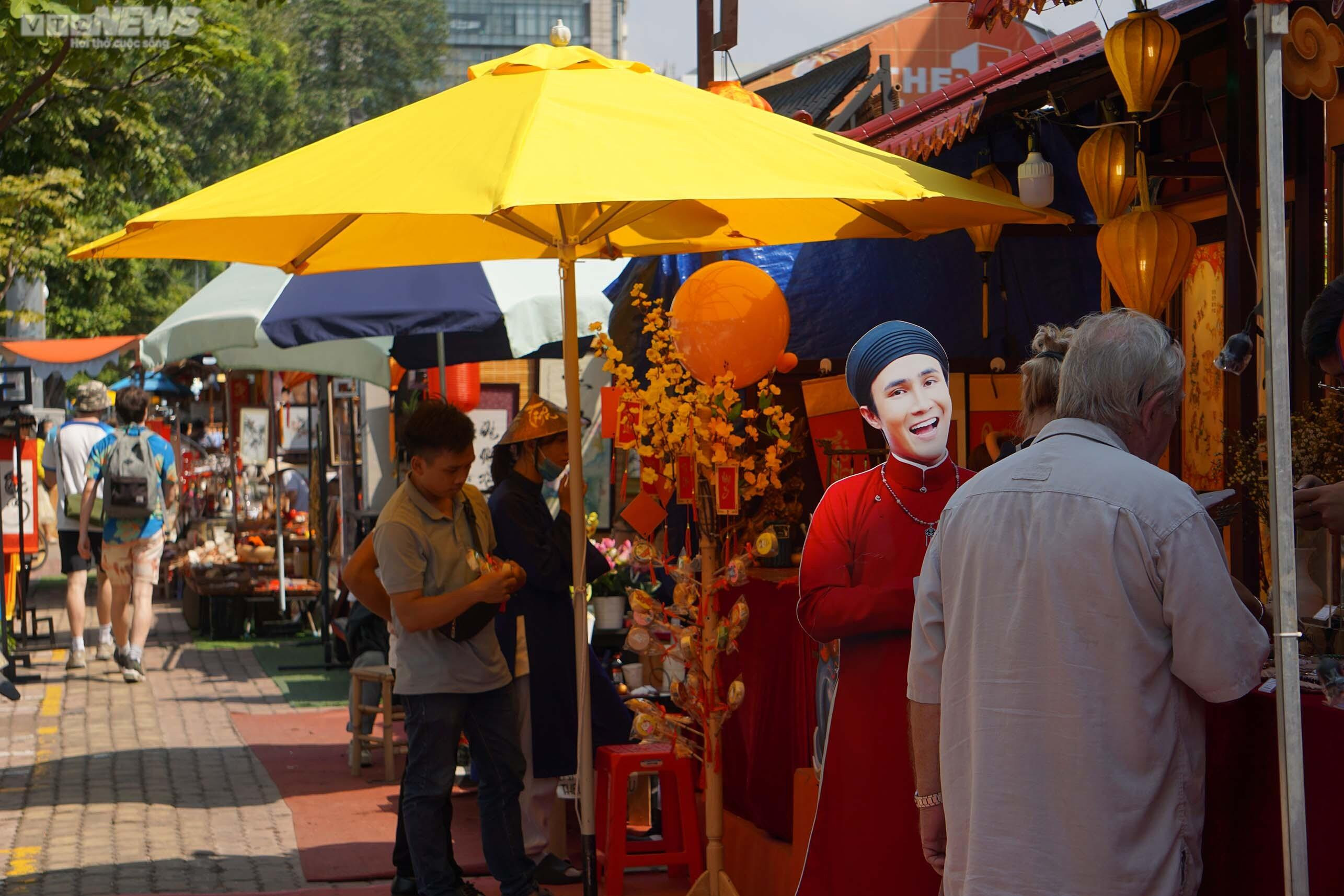 Giáp Tết, phố Ông đồ ở TP.HCM nhộn nhịp người đến xin chữ - 12