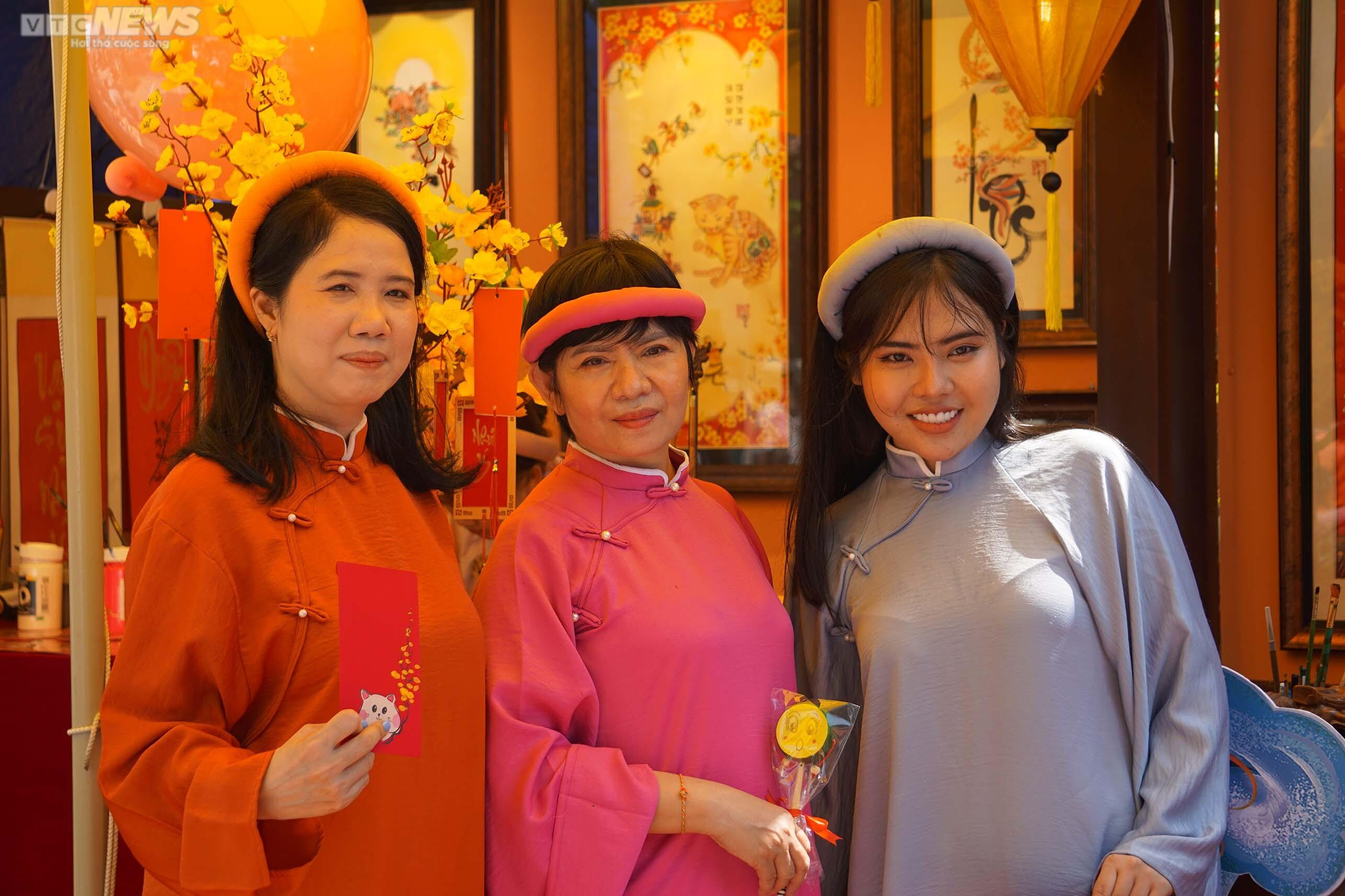 Giáp Tết, phố Ông đồ ở TP.HCM nhộn nhịp người đến xin chữ - 11