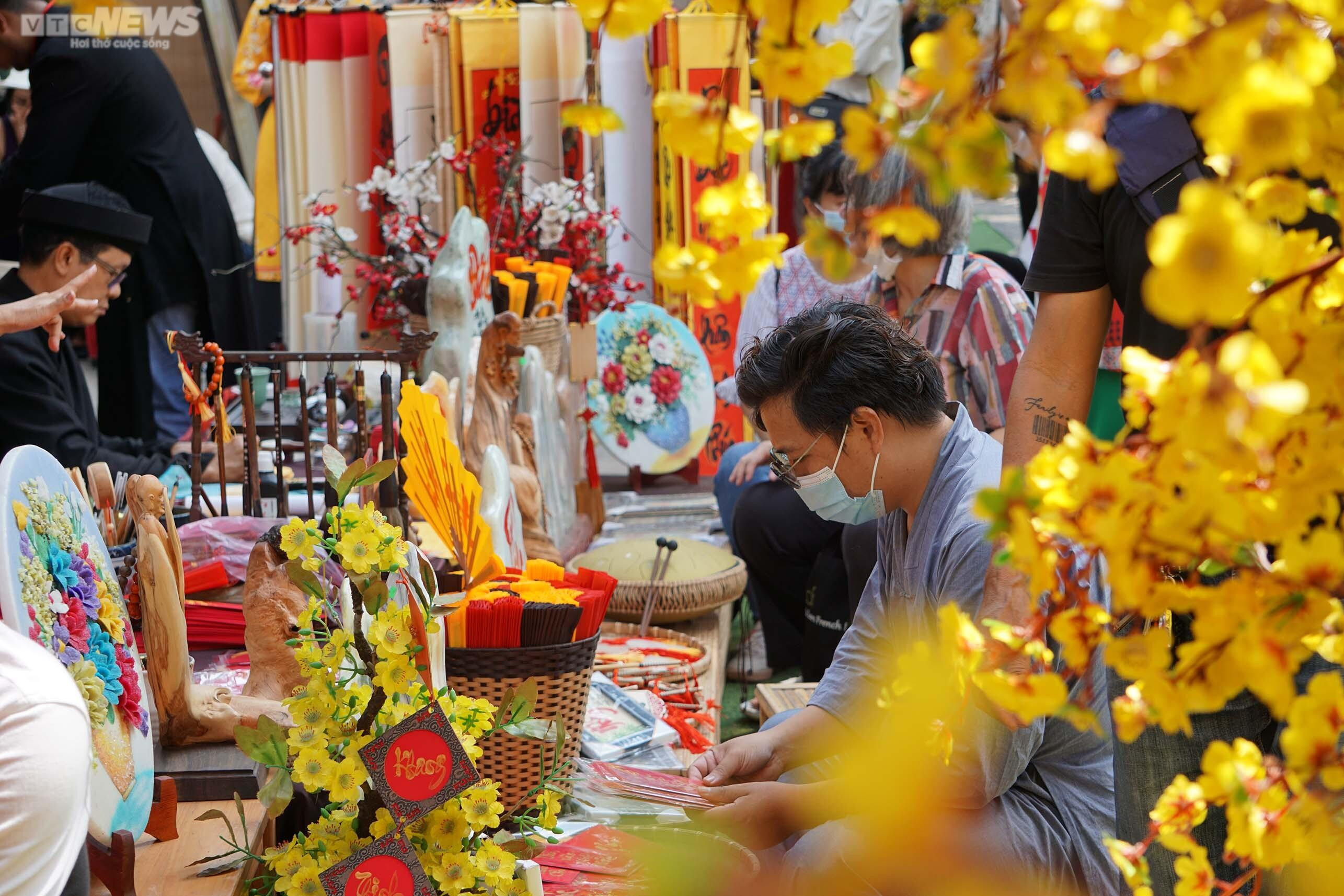 Giáp Tết, phố Ông đồ ở TP.HCM nhộn nhịp người đến xin chữ - 8