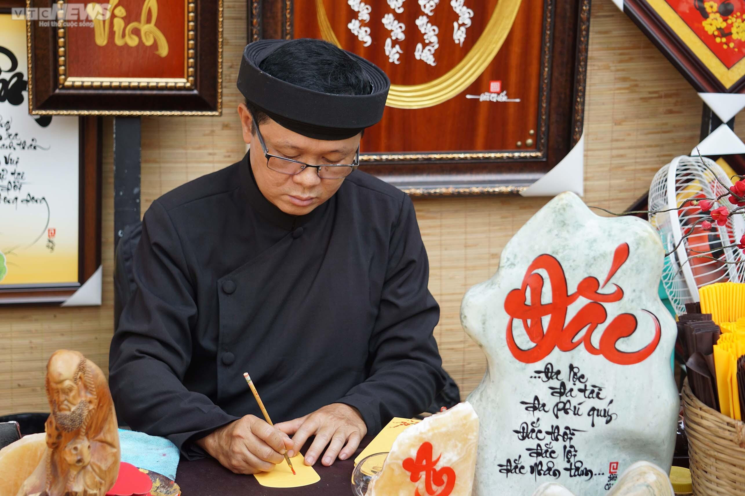 Giáp Tết, phố Ông đồ ở TP.HCM nhộn nhịp người đến xin chữ - 5