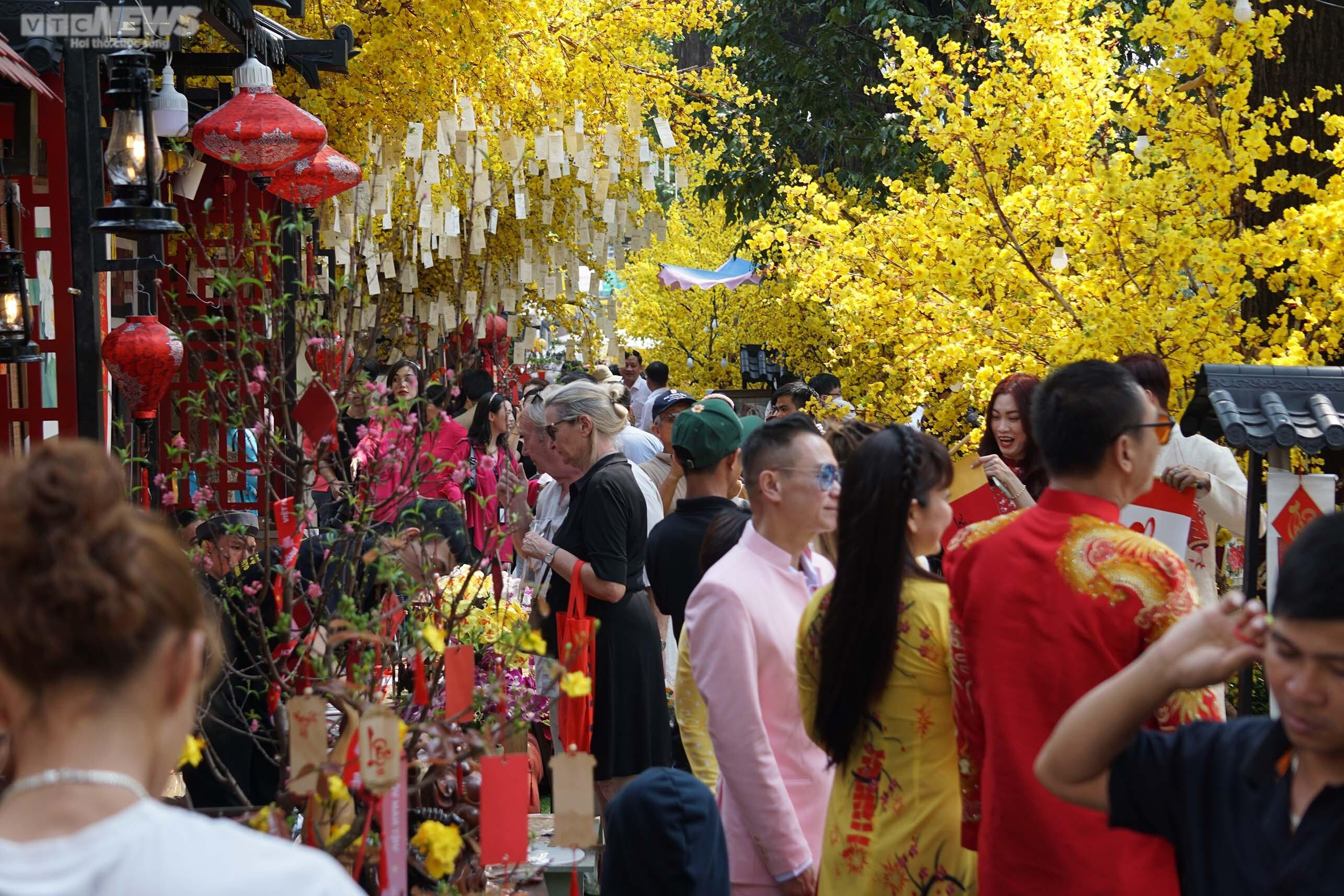 Giáp Tết, phố Ông đồ ở TP.HCM nhộn nhịp người đến xin chữ - 1