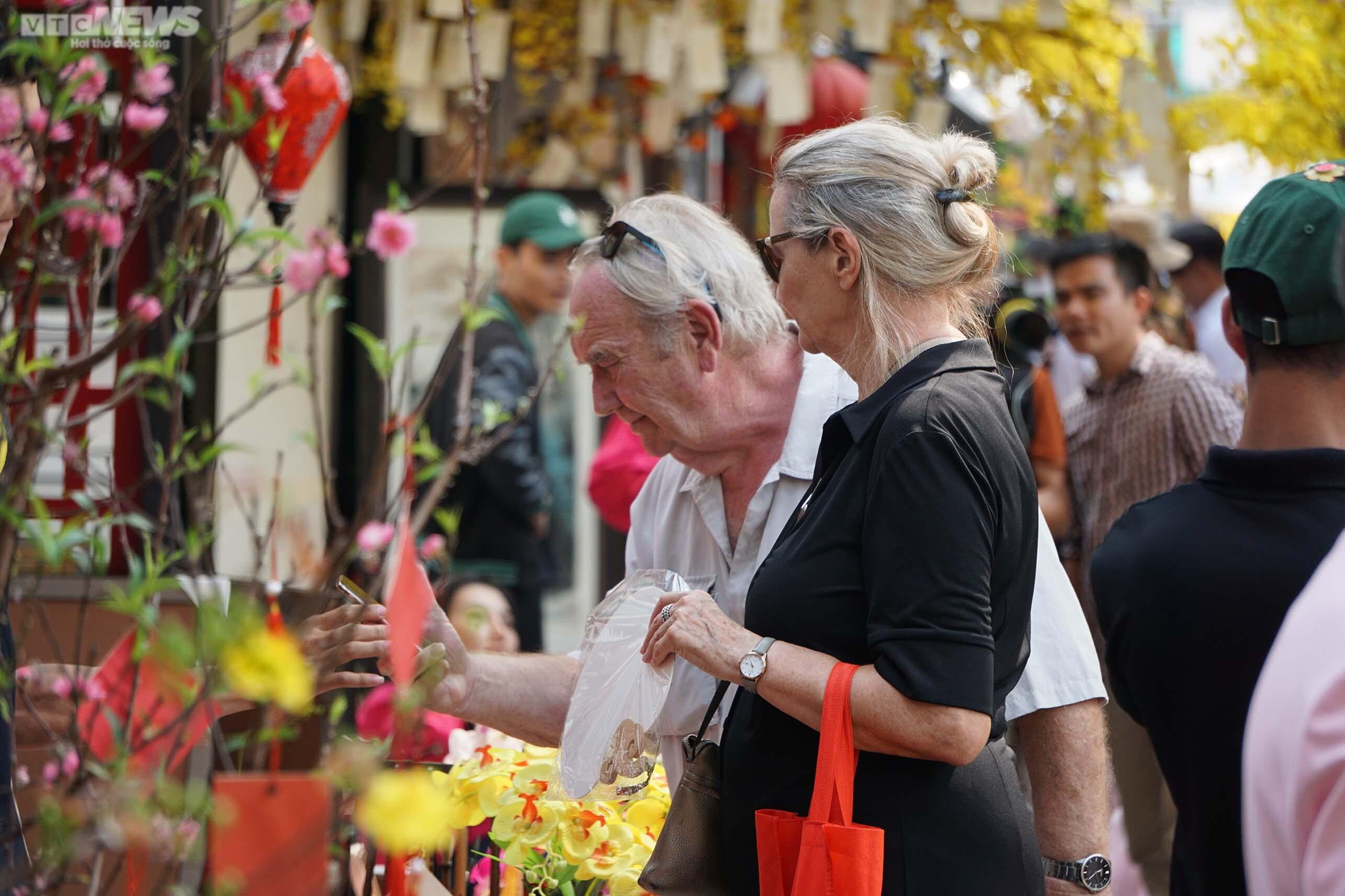 Giáp Tết, phố Ông đồ ở TP.HCM nhộn nhịp người đến xin chữ - 9