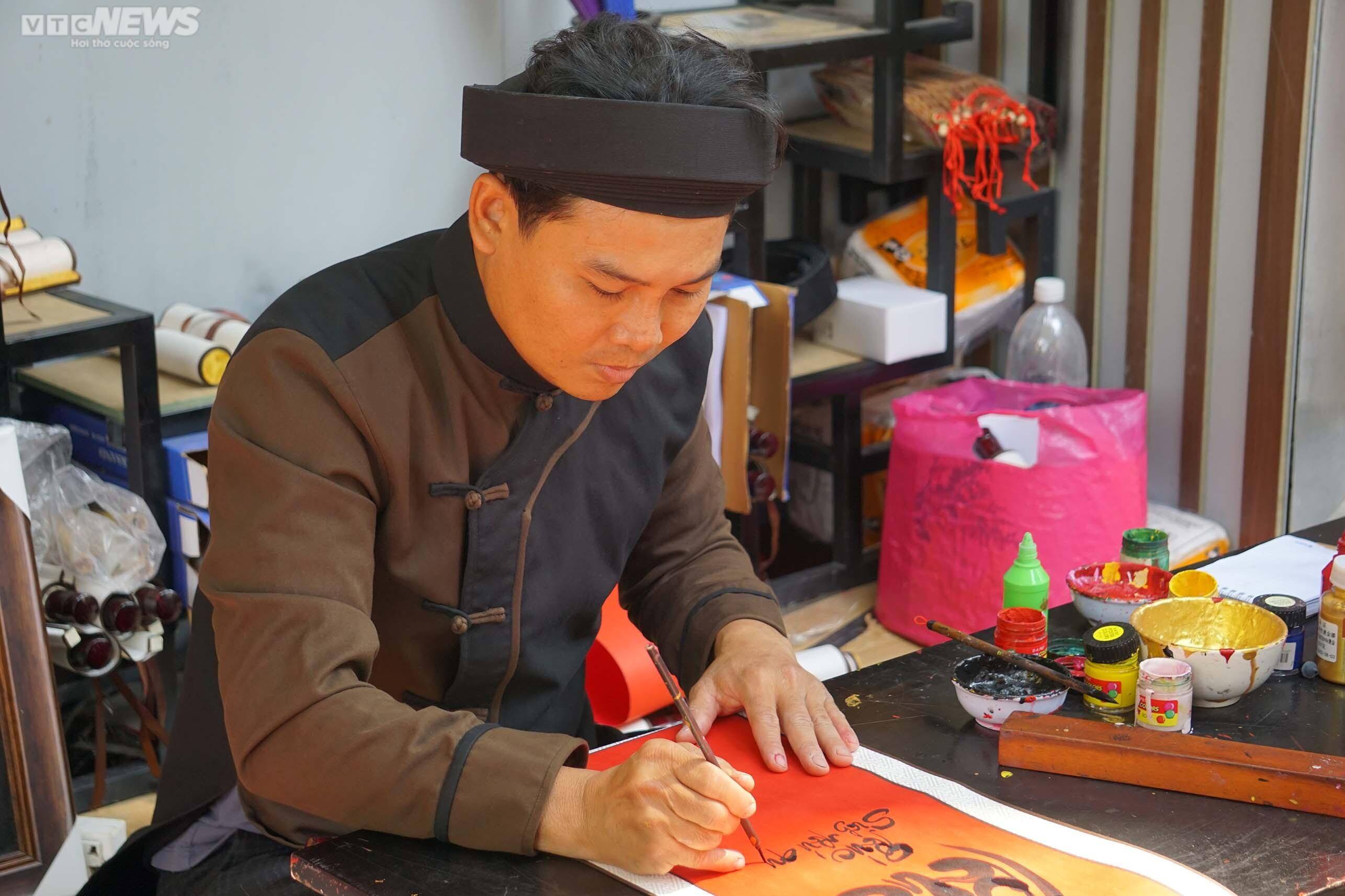 Giáp Tết, phố Ông đồ ở TP.HCM nhộn nhịp người đến xin chữ - 4