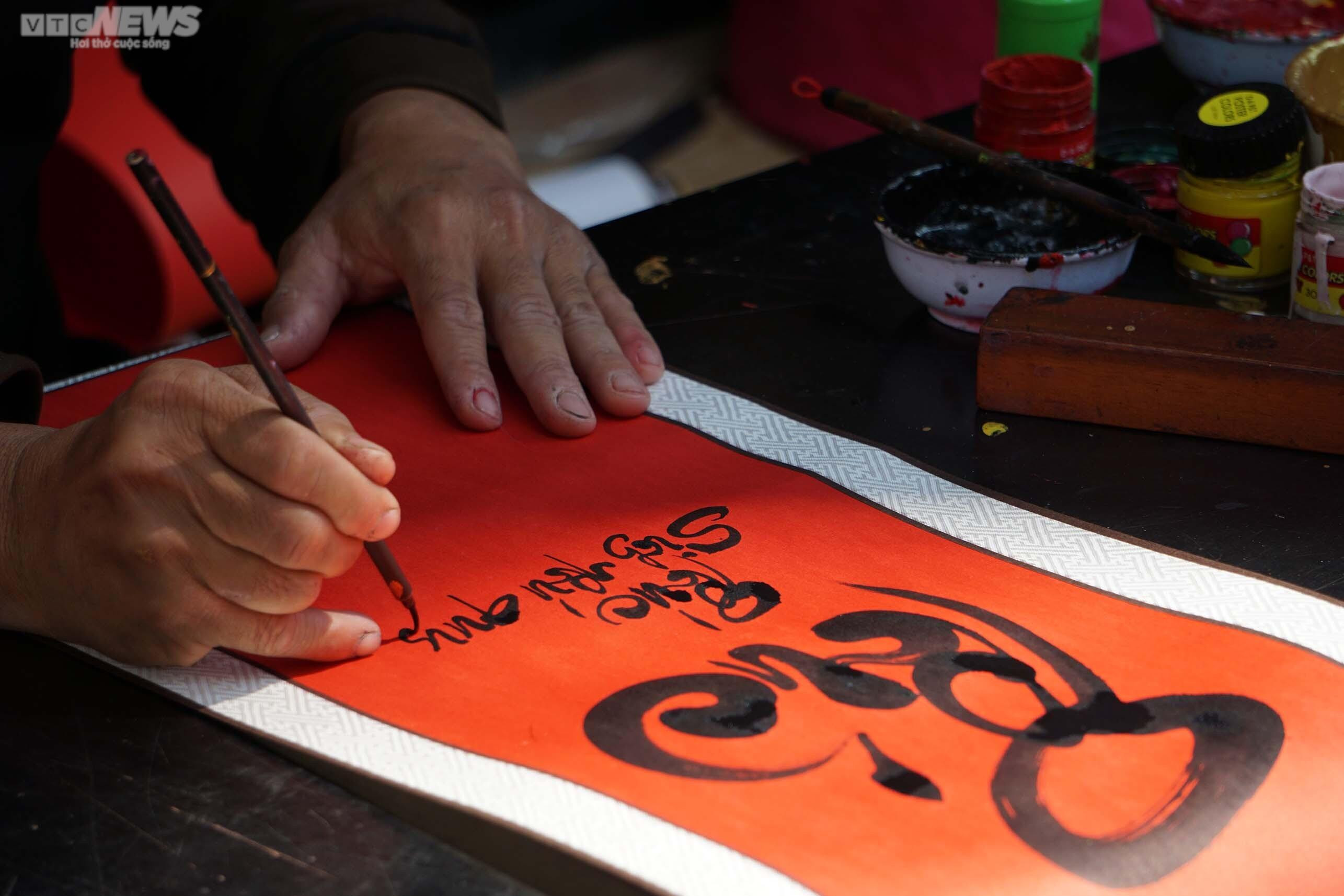 Giáp Tết, phố Ông đồ ở TP.HCM nhộn nhịp người đến xin chữ - 6