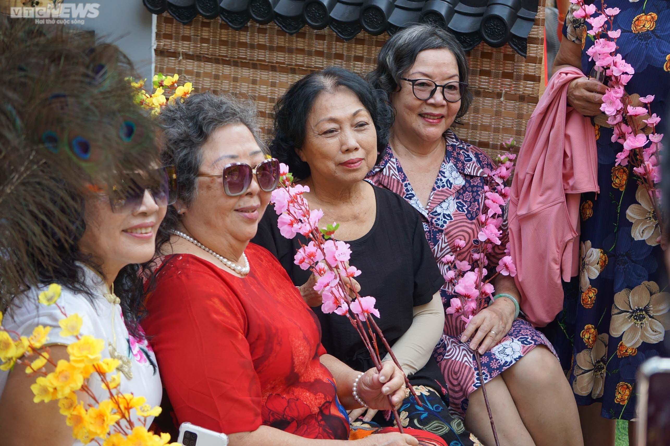 Giáp Tết, phố Ông đồ ở TP.HCM nhộn nhịp người đến xin chữ - 10