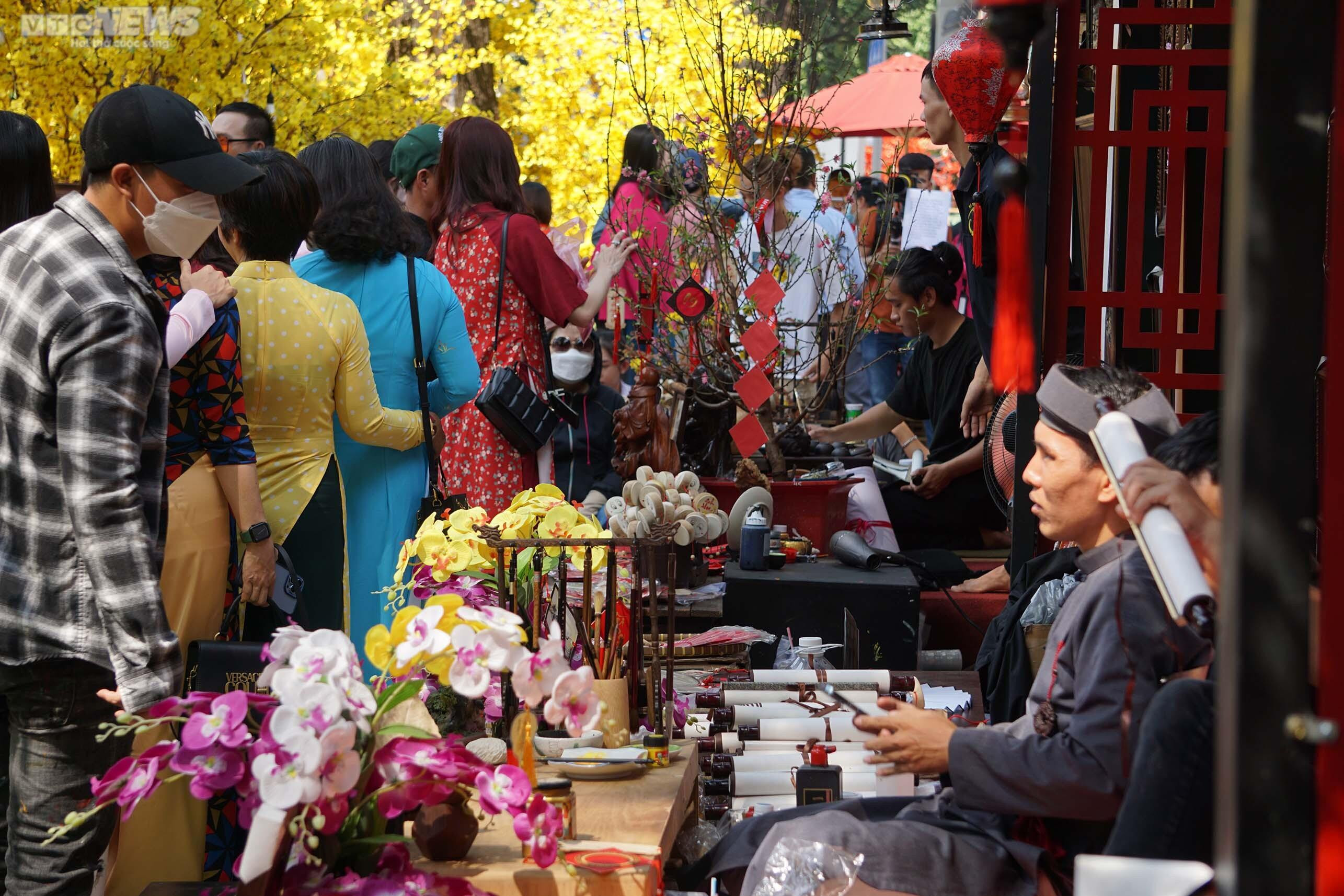 Giáp Tết, phố Ông đồ ở TP.HCM nhộn nhịp người đến xin chữ - 2