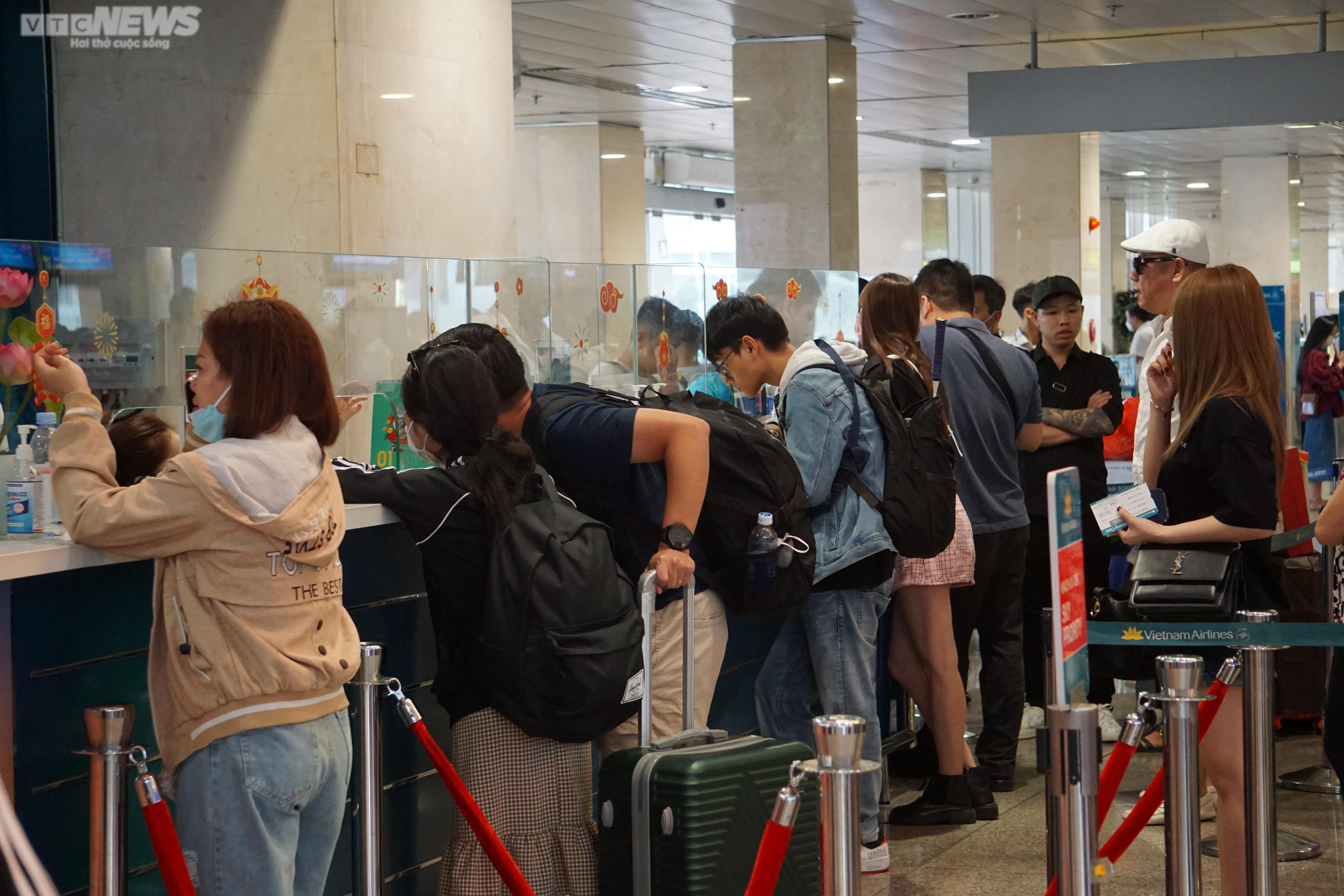 TP.HCM: Sân bay, bến xe 'dễ thở' ngày 25 tháng Chạp - 3