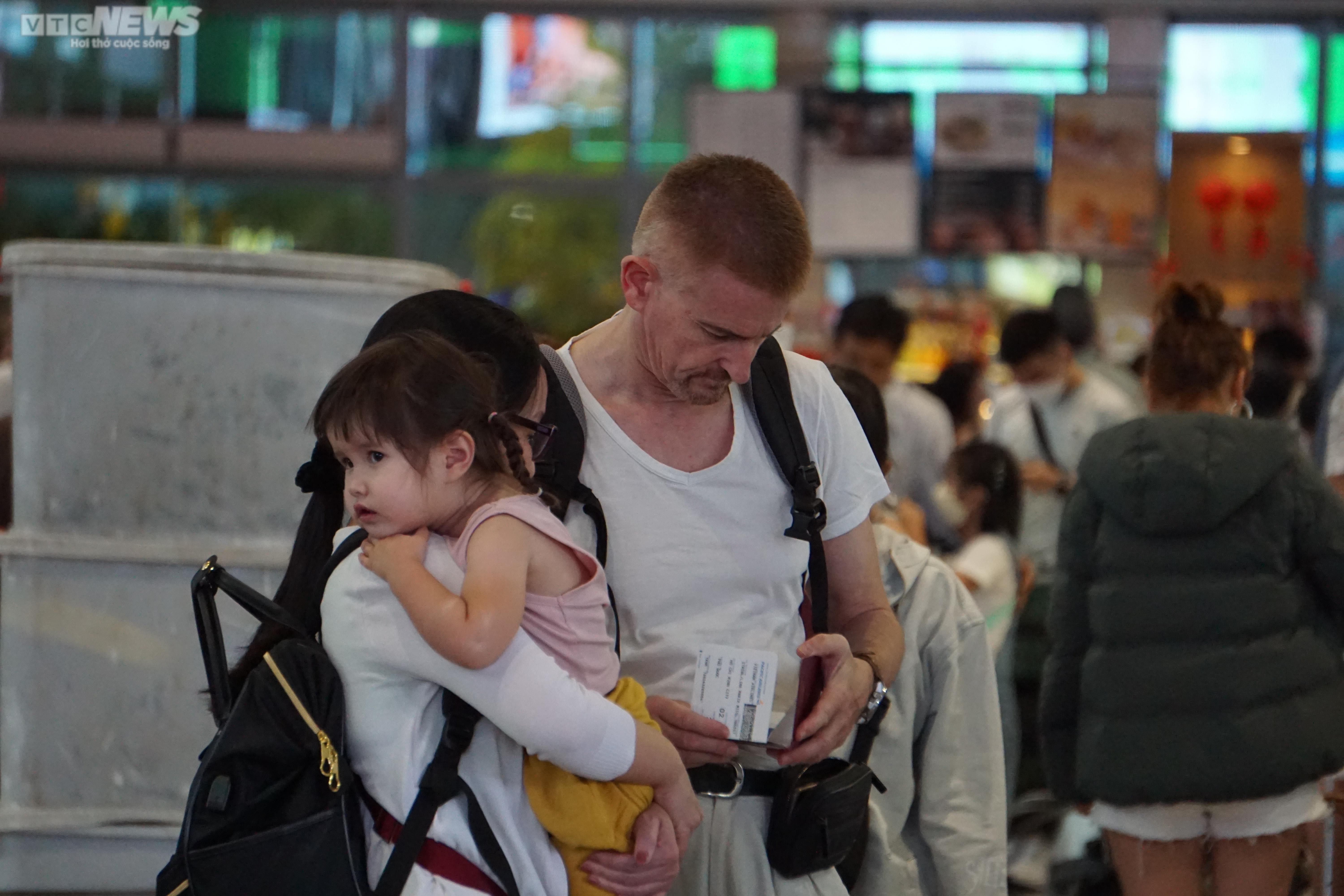 TP.HCM: Sân bay, bến xe 'dễ thở' ngày 25 tháng Chạp - 4