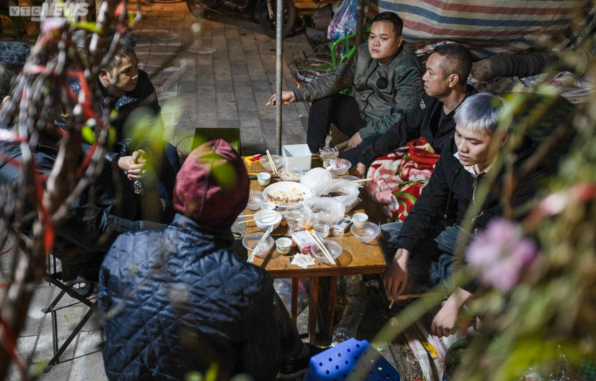 Tiểu thương trùm chăn dưới trời rét buốt, thấp thỏm trông cây cảnh qua đêm - 13