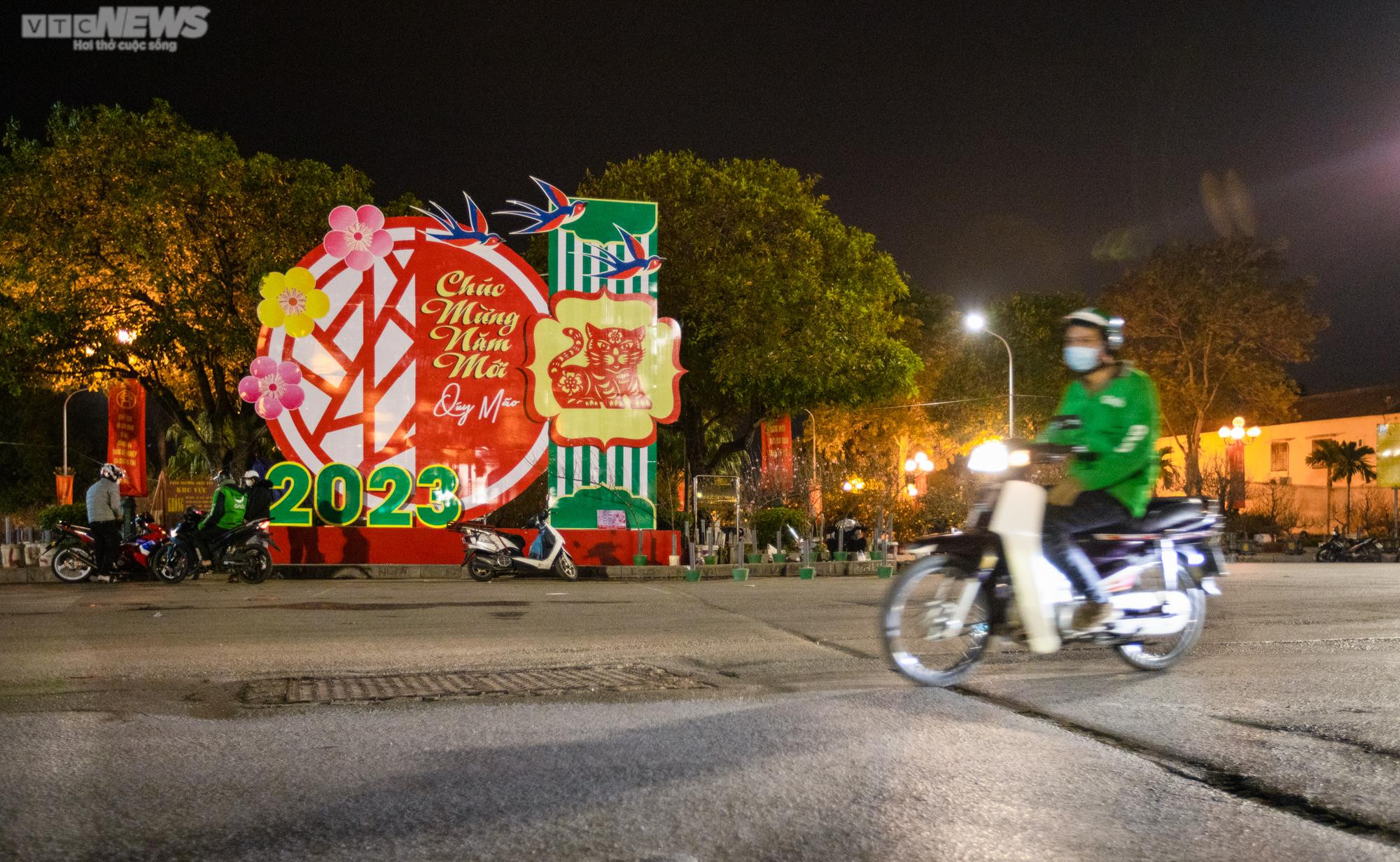 Tiểu thương trùm chăn dưới trời rét buốt, thấp thỏm trông cây cảnh qua đêm - 1