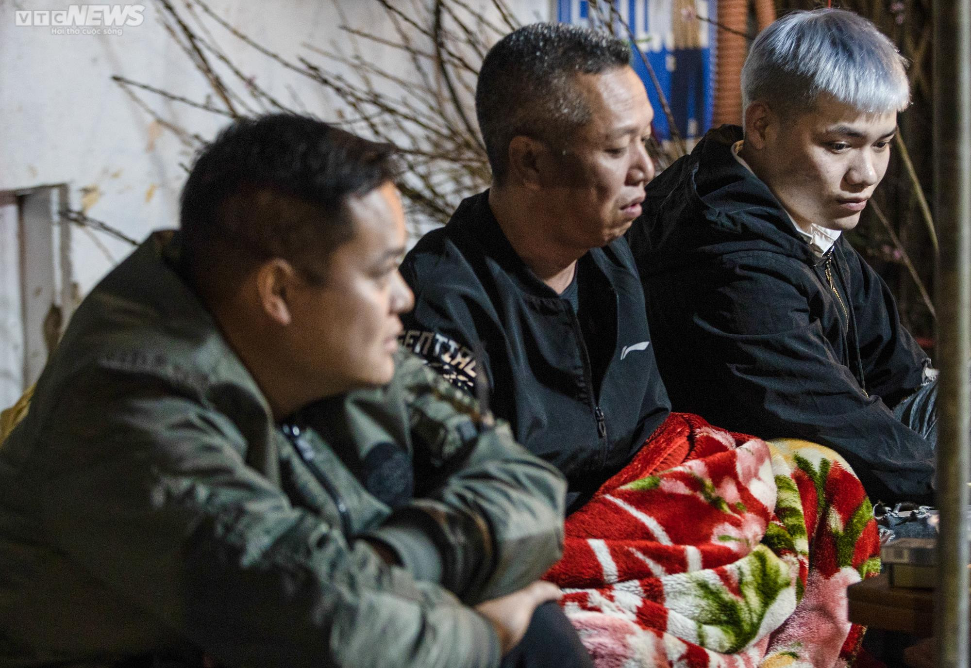 Tiểu thương trùm chăn dưới trời rét buốt, thấp thỏm trông cây cảnh qua đêm - 6