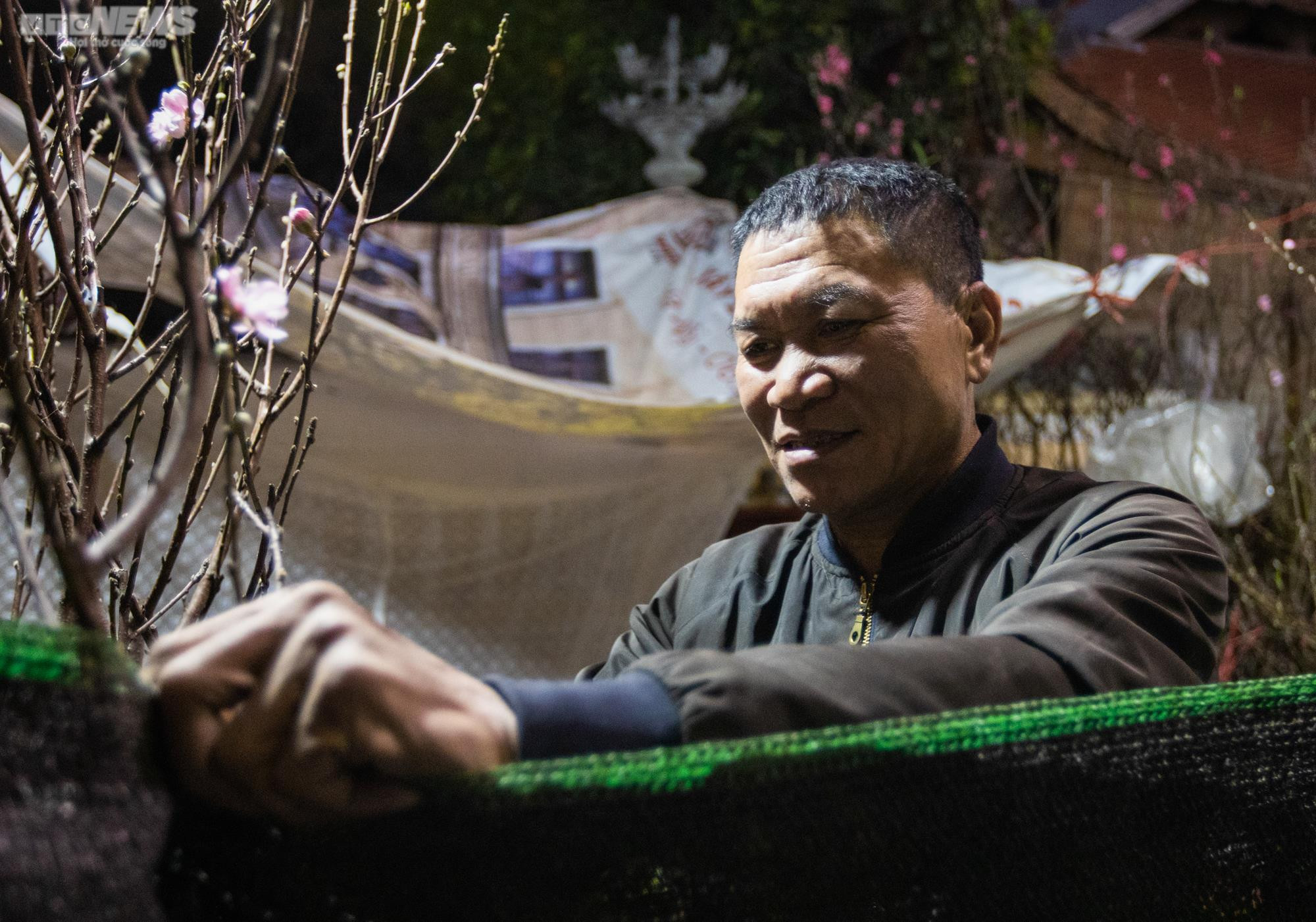 Tiểu thương trùm chăn dưới trời rét buốt, thấp thỏm trông cây cảnh qua đêm - 3