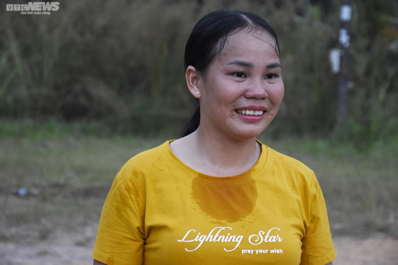 Những ‘bóng hồng’ Sán Chỉ mặc váy ra sân cỏ - 4