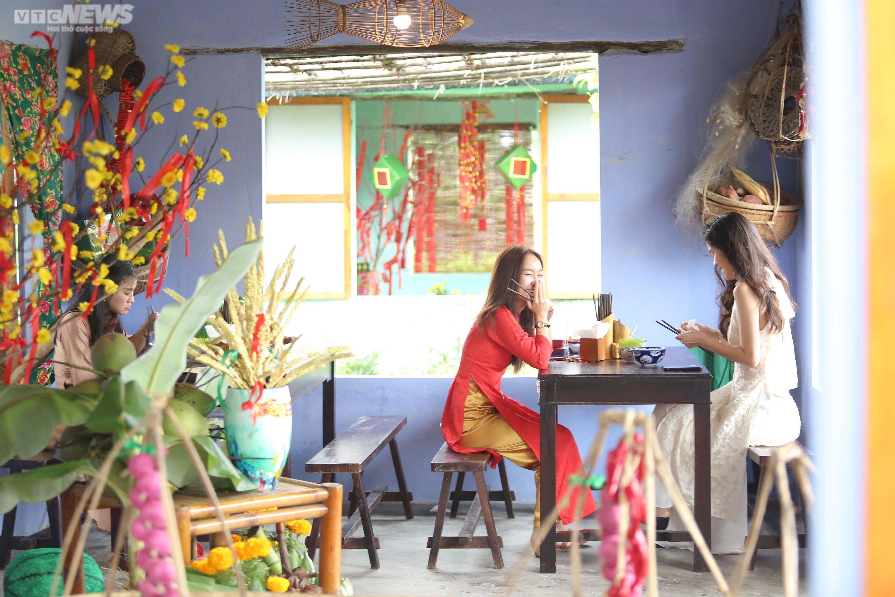 Du khách xúng xính áo dài, đi chợ Tết xưa ở phố cổ Hội An - 4