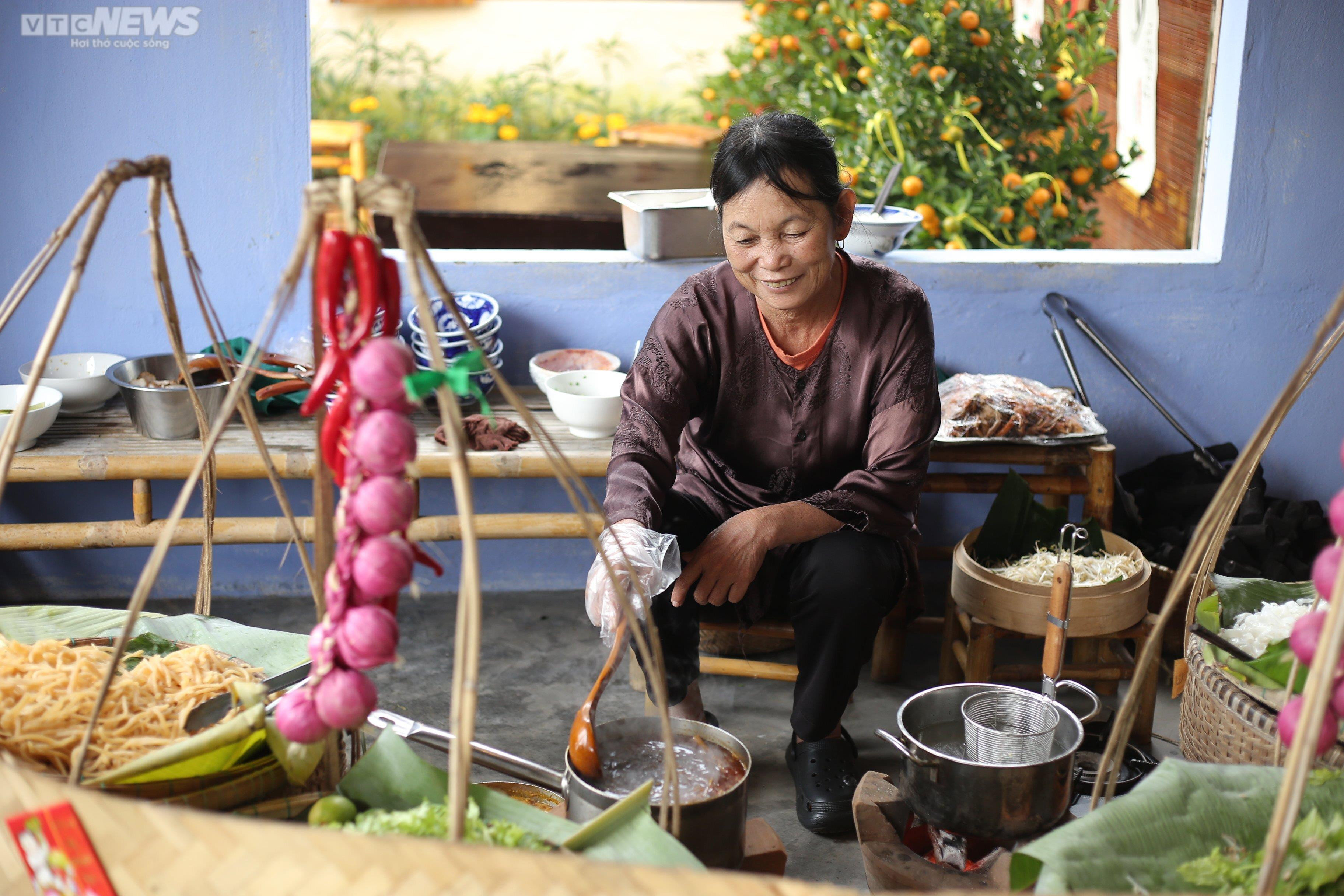 Du khách xúng xính áo dài, đi chợ Tết xưa ở phố cổ Hội An - 2