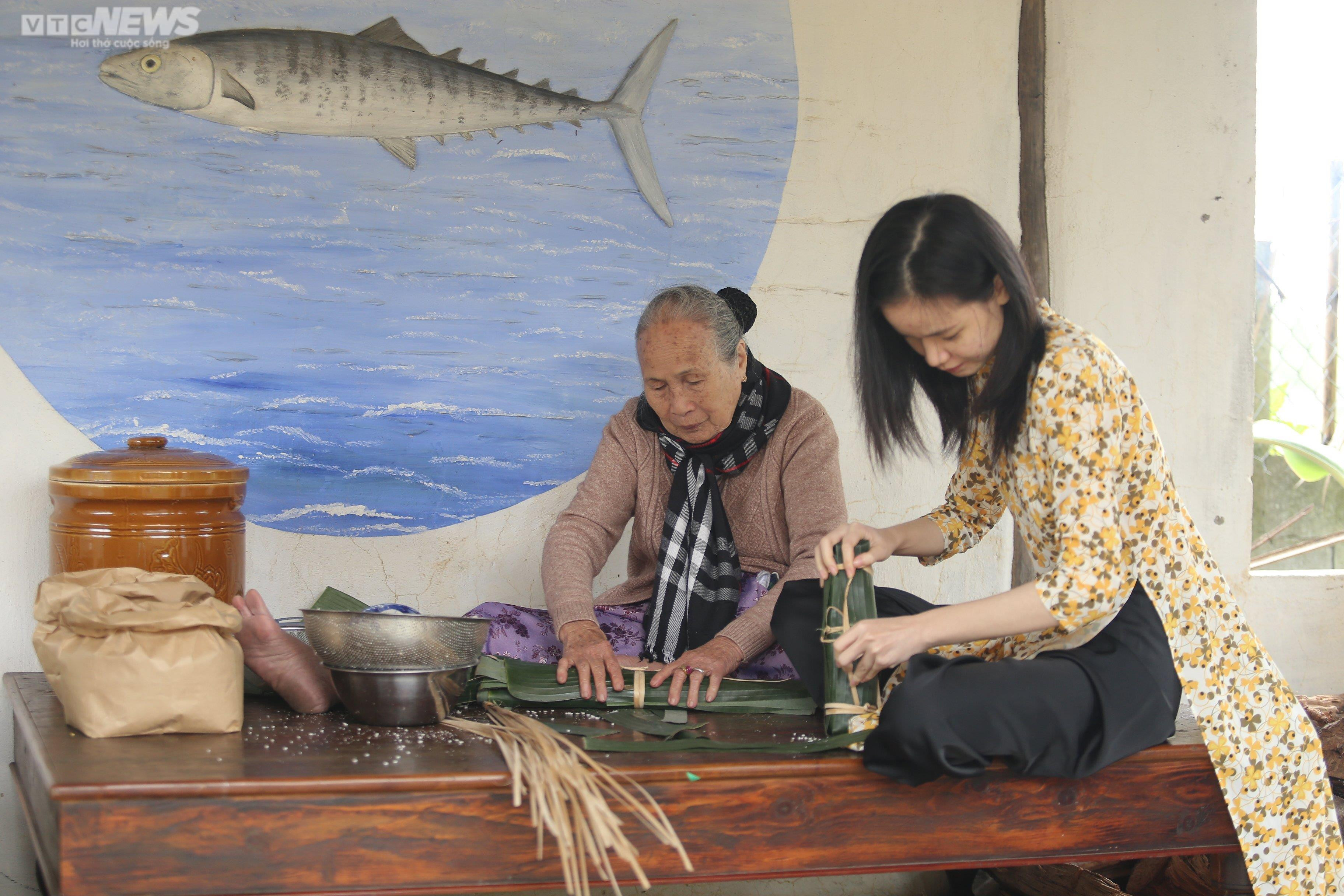 Du khách xúng xính áo dài, đi chợ Tết xưa ở phố cổ Hội An - 5