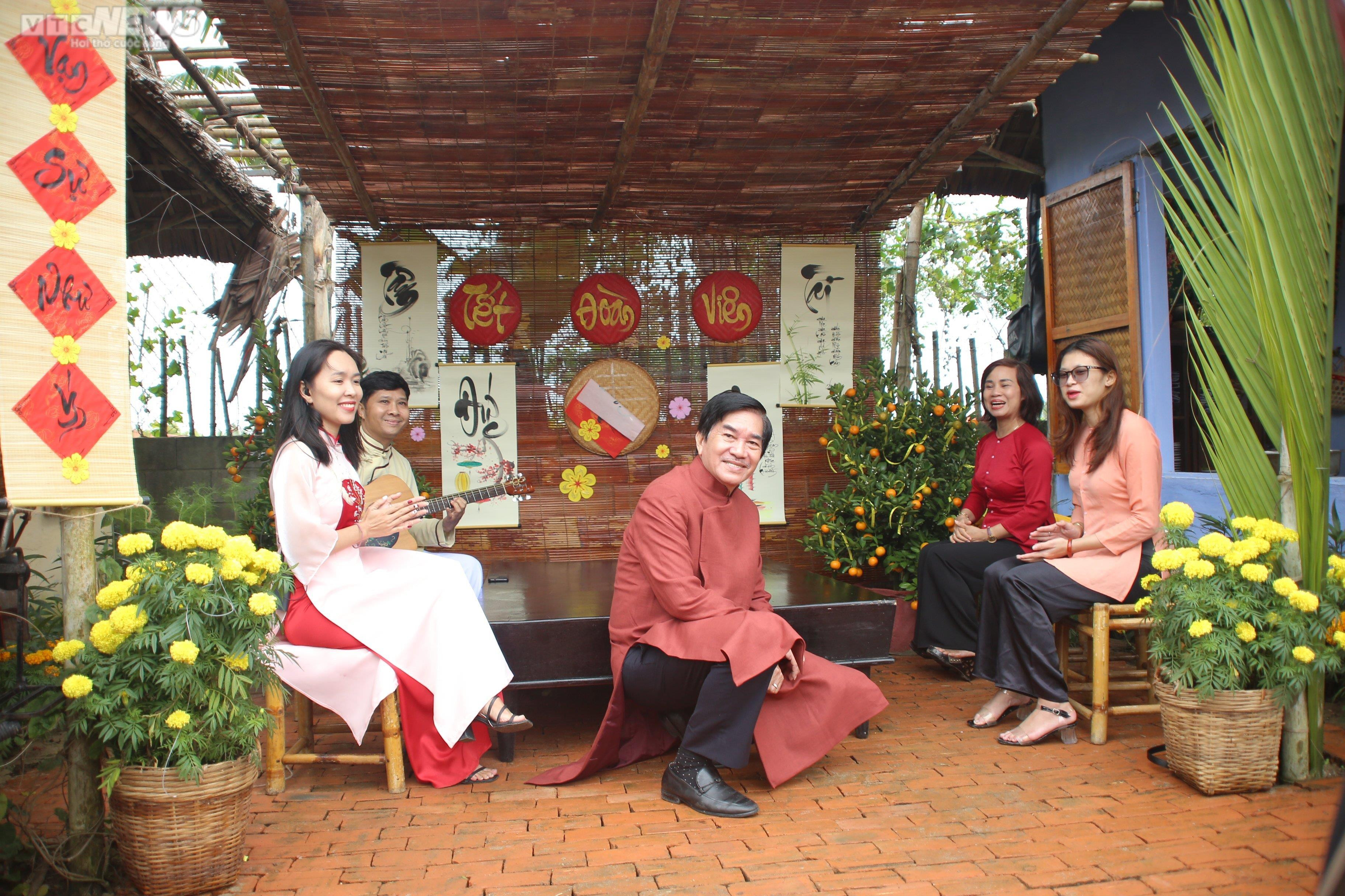 Du khách xúng xính áo dài, đi chợ Tết xưa ở phố cổ Hội An - 6