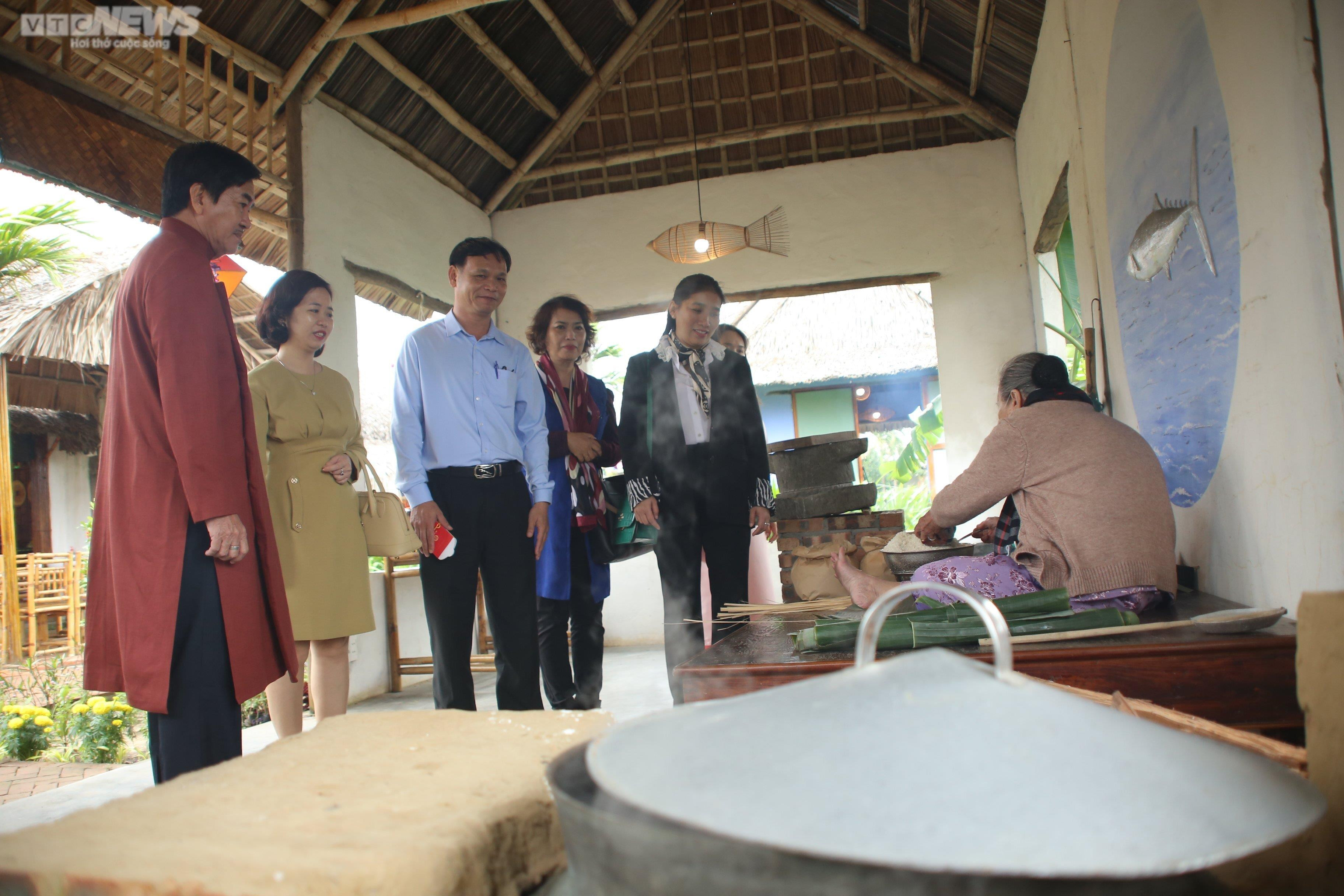 Du khách xúng xính áo dài, đi chợ Tết xưa ở phố cổ Hội An - 7