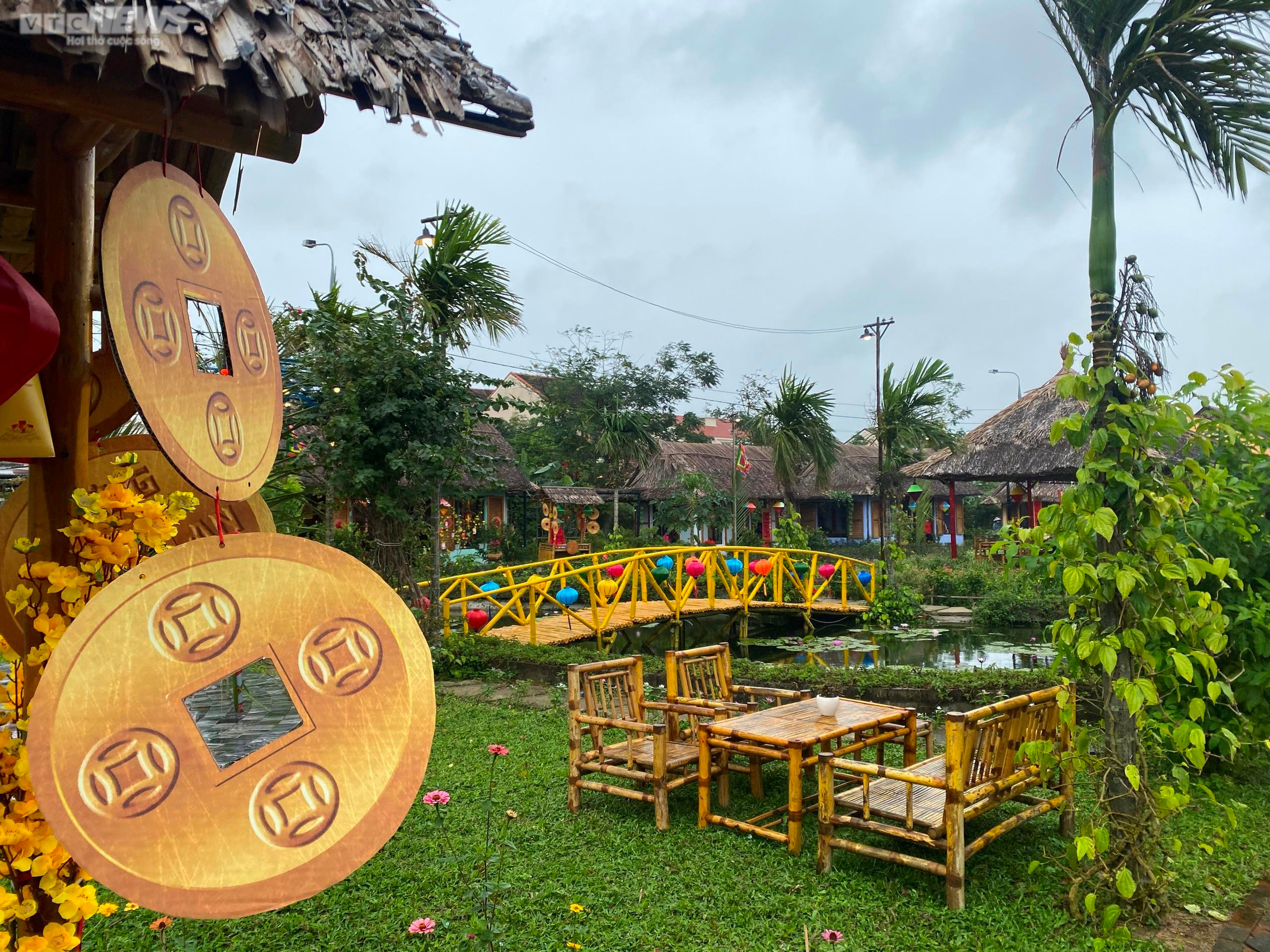 Du khách xúng xính áo dài, đi chợ Tết xưa ở phố cổ Hội An - 1