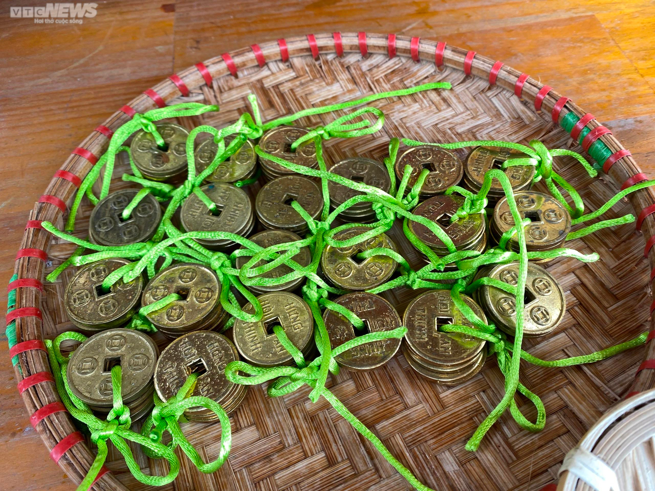 Du khách xúng xính áo dài, đi chợ Tết xưa ở phố cổ Hội An - 3