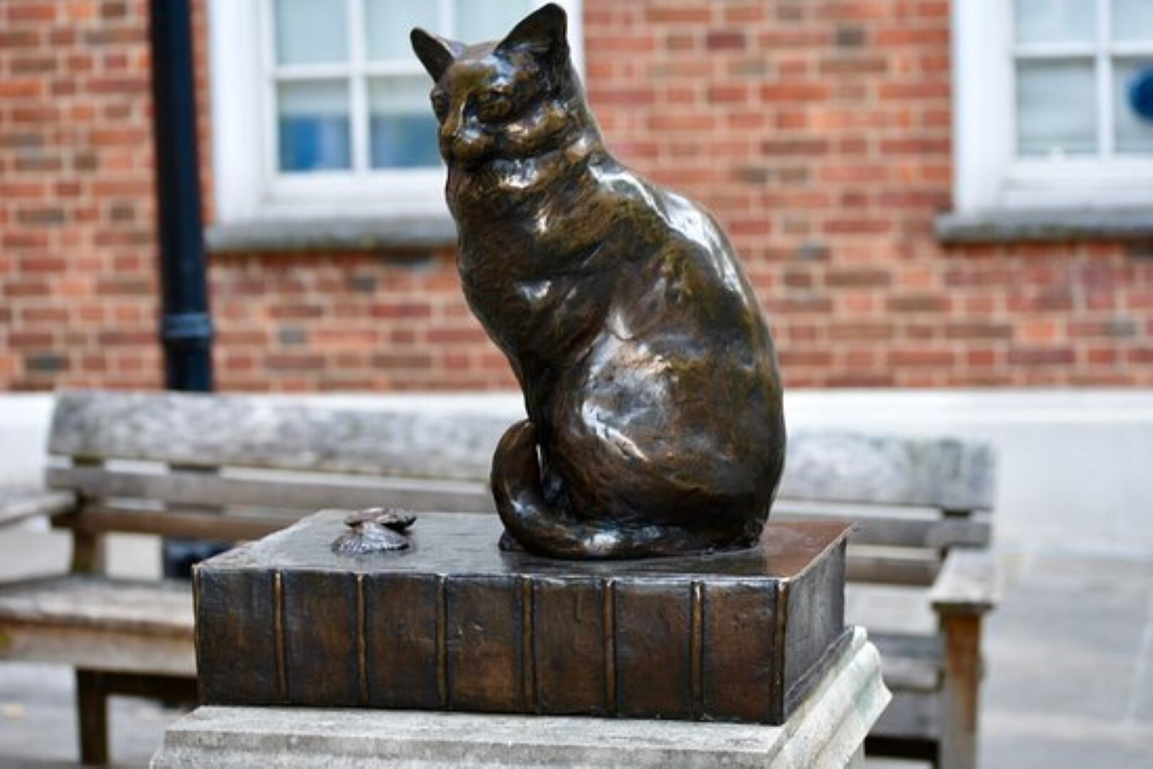 Những bức tượng mèo nổi tiếng thế giới - 8