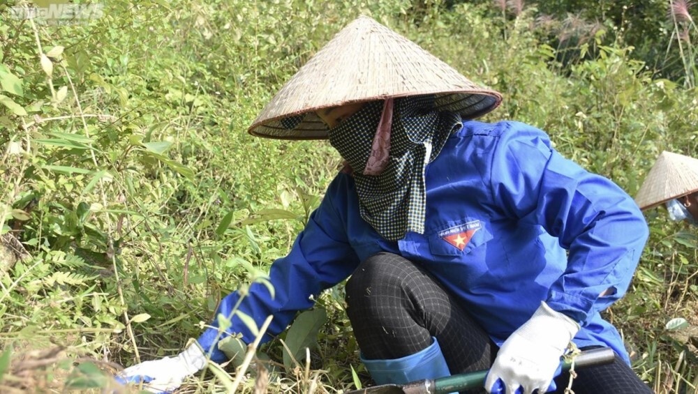 Những ‘bóng hồng’ Sán Chỉ mặc váy ra sân cỏ - 2