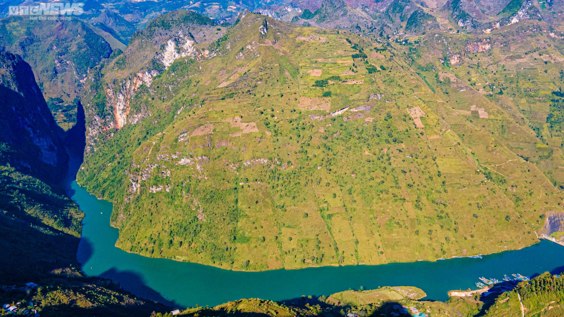 Đắm mình với vẻ đẹp hùng vĩ của những cung đường, sông núi Hà Giang - 10