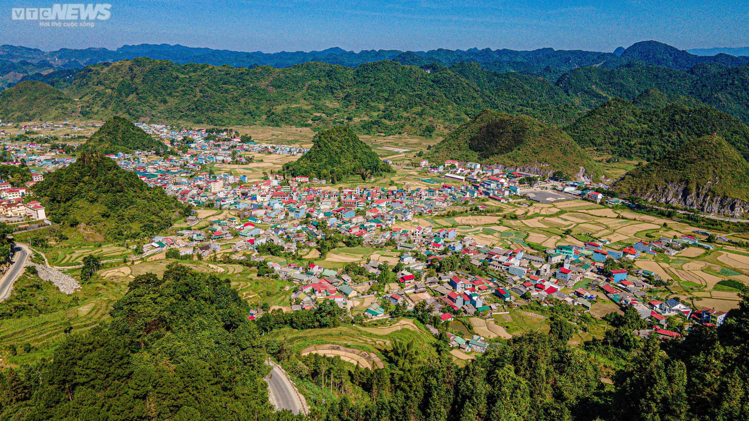 Đắm mình với vẻ đẹp hùng vĩ của những cung đường, sông núi Hà Giang - 1