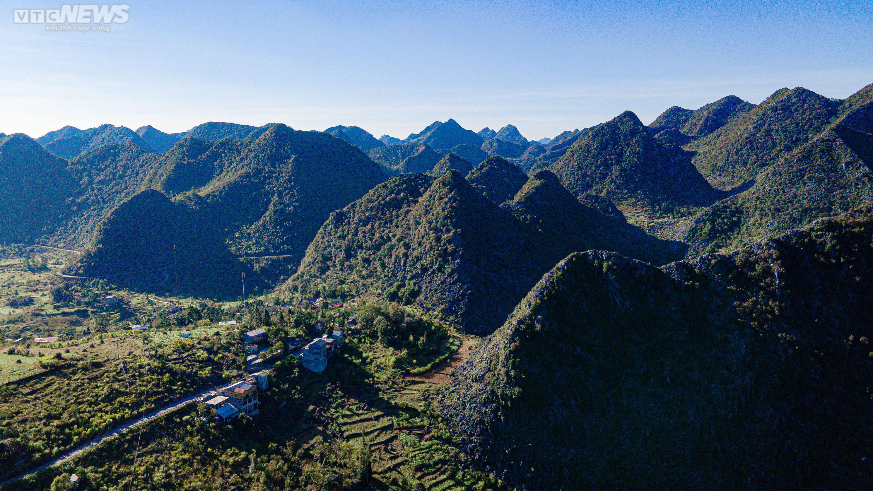 Đắm mình với vẻ đẹp hùng vĩ của những cung đường, sông núi Hà Giang - 16