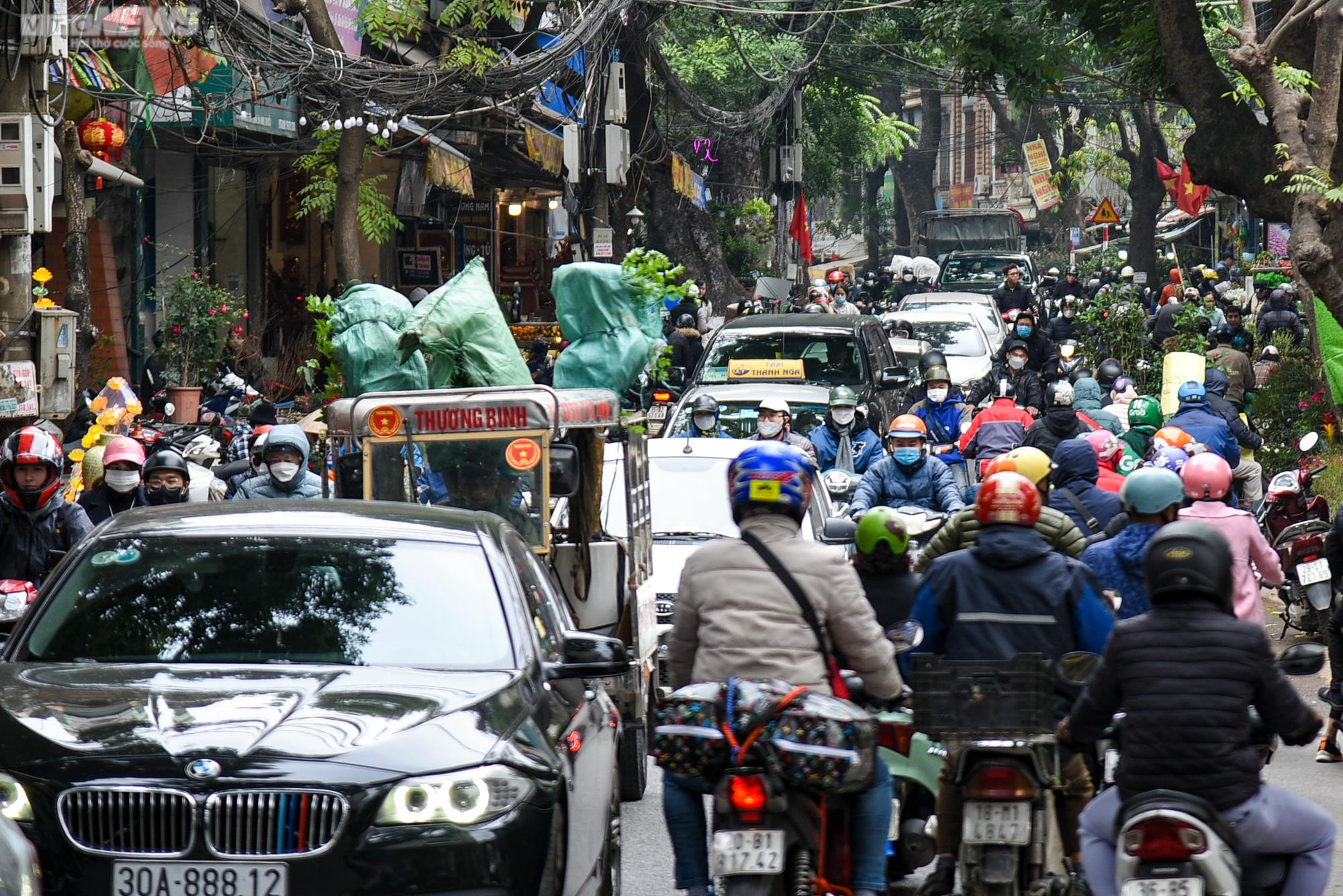 Chợ hoa Hà Nội tấp nập kẻ bán người mua ngày cận Tết - 2