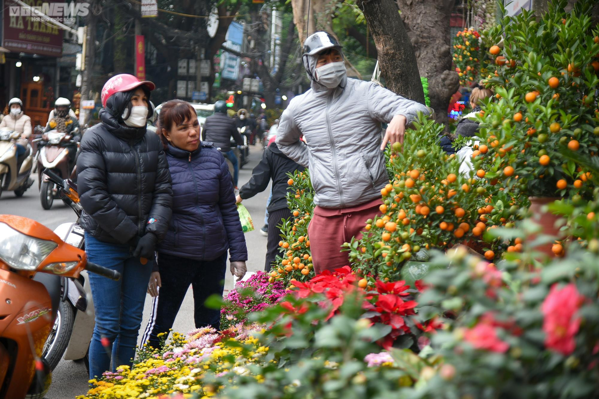 Chợ hoa Hà Nội tấp nập kẻ bán người mua ngày cận Tết - 6