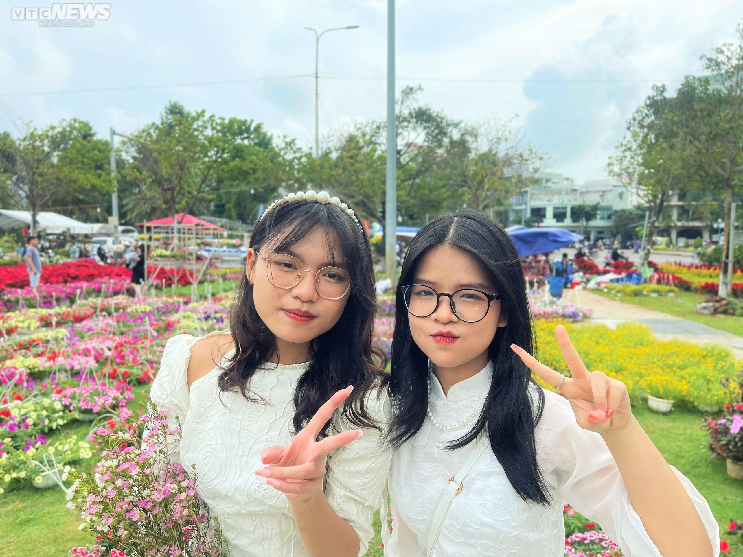 Bình Định: Mai đào khoe sắc thắm, thiếu nữ tỏa xuân thì - 6