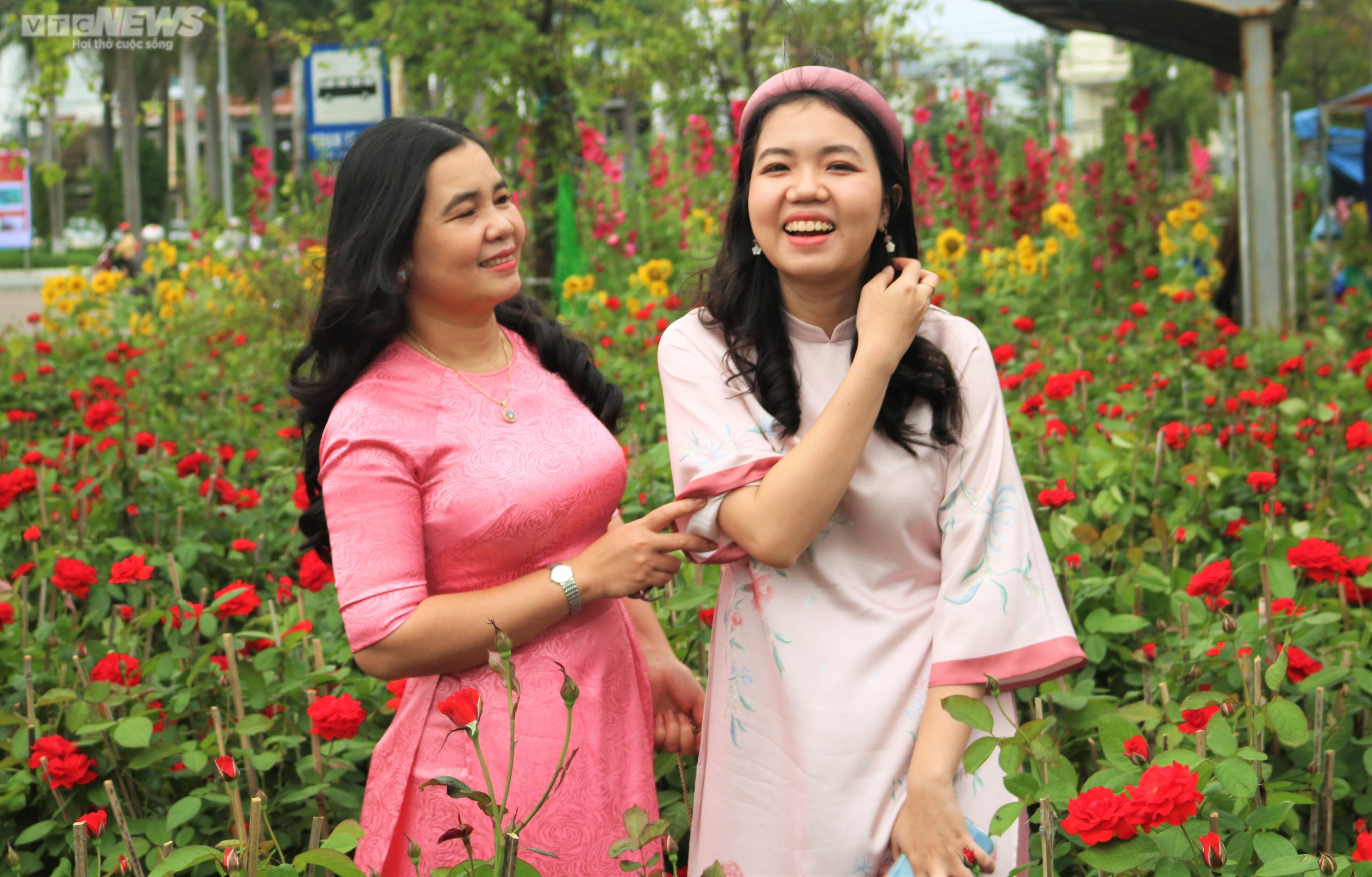 Bình Định: Mai đào khoe sắc thắm, thiếu nữ tỏa xuân thì - 5