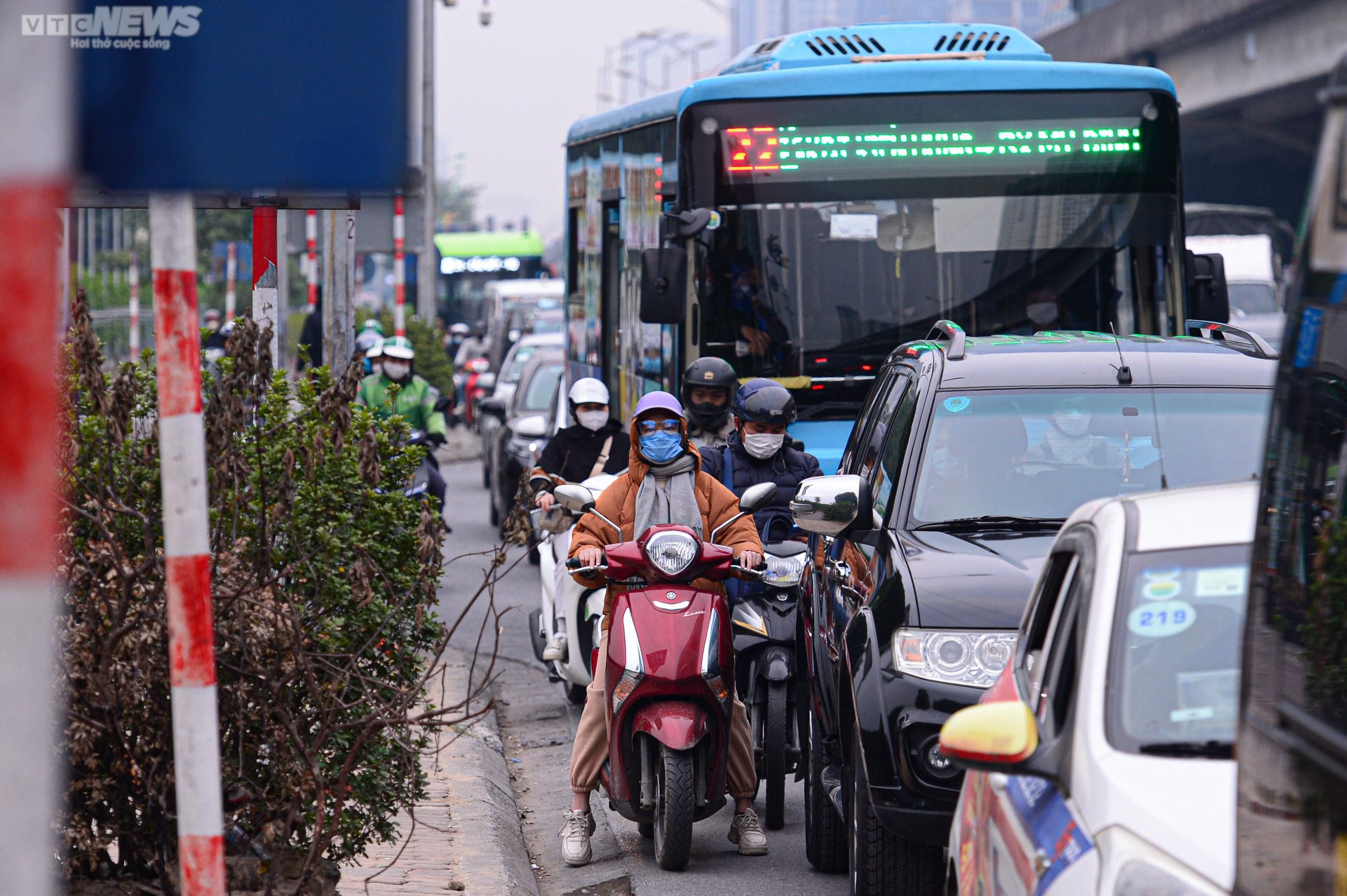 Người dân rời Hà Nội về quê đón Tết, cửa ngõ kẹt cứng - 7