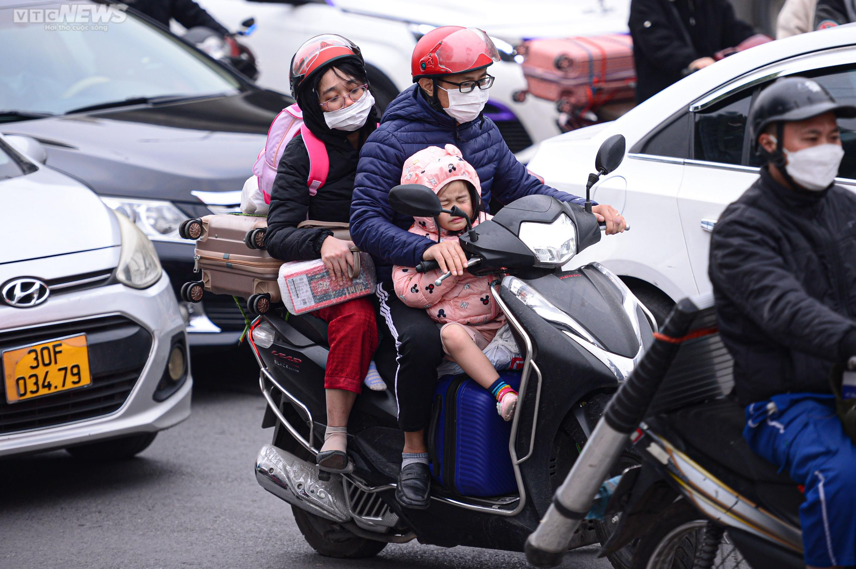 Người dân rời Hà Nội về quê đón Tết, cửa ngõ kẹt cứng - 17