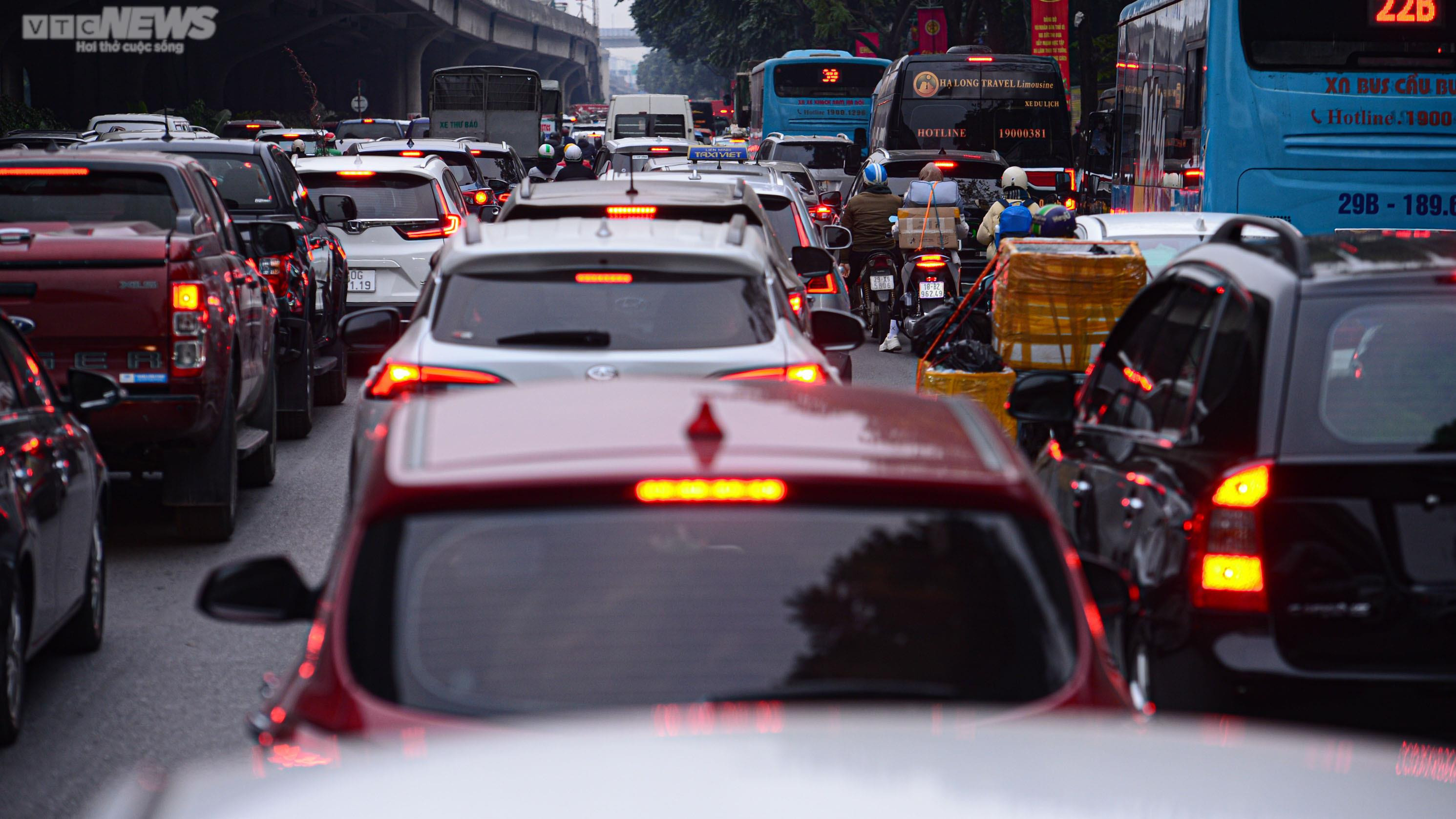 Người dân rời Hà Nội về quê đón Tết, cửa ngõ kẹt cứng - 6