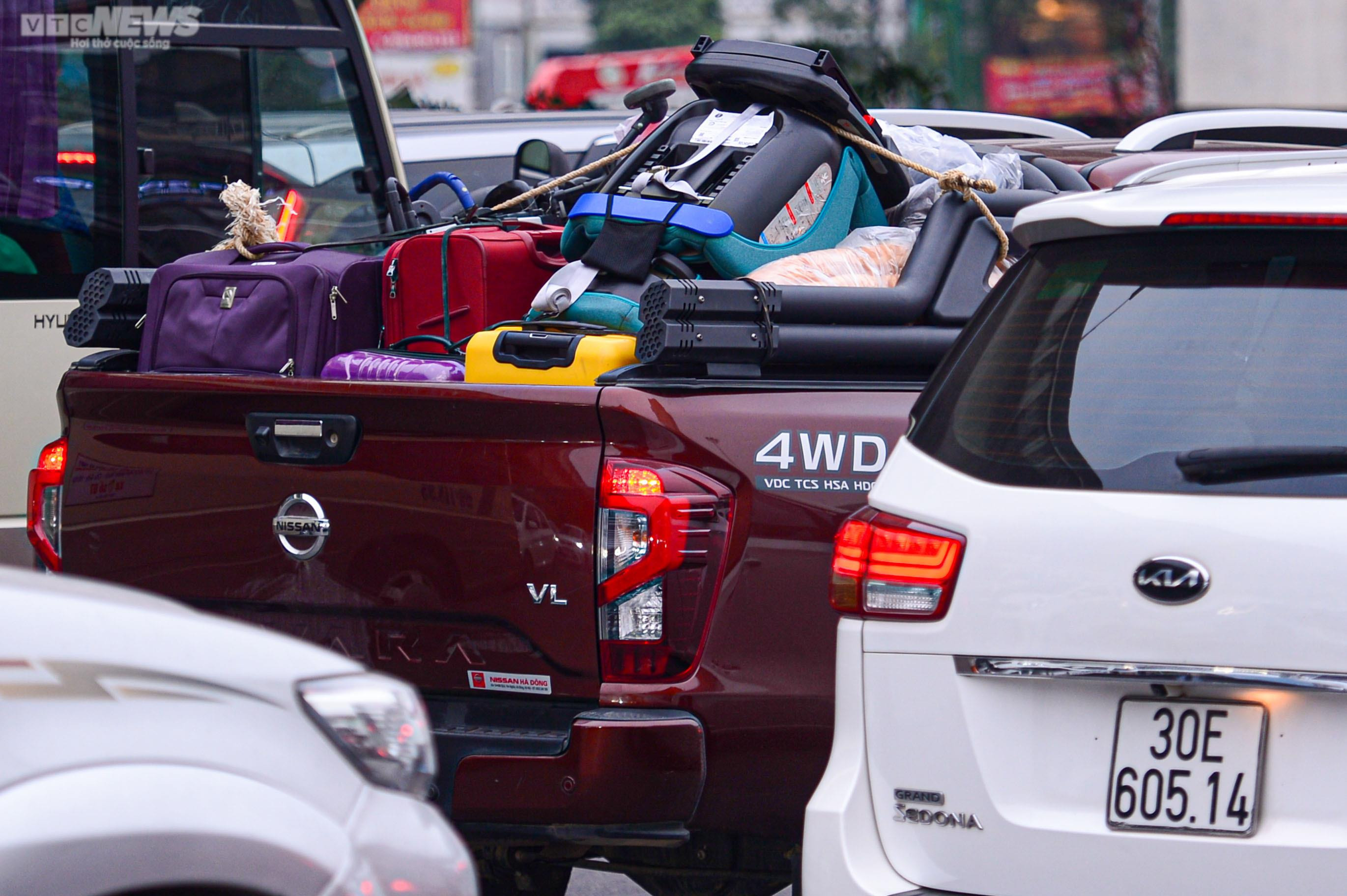 Người dân rời Hà Nội về quê đón Tết, cửa ngõ kẹt cứng - 16