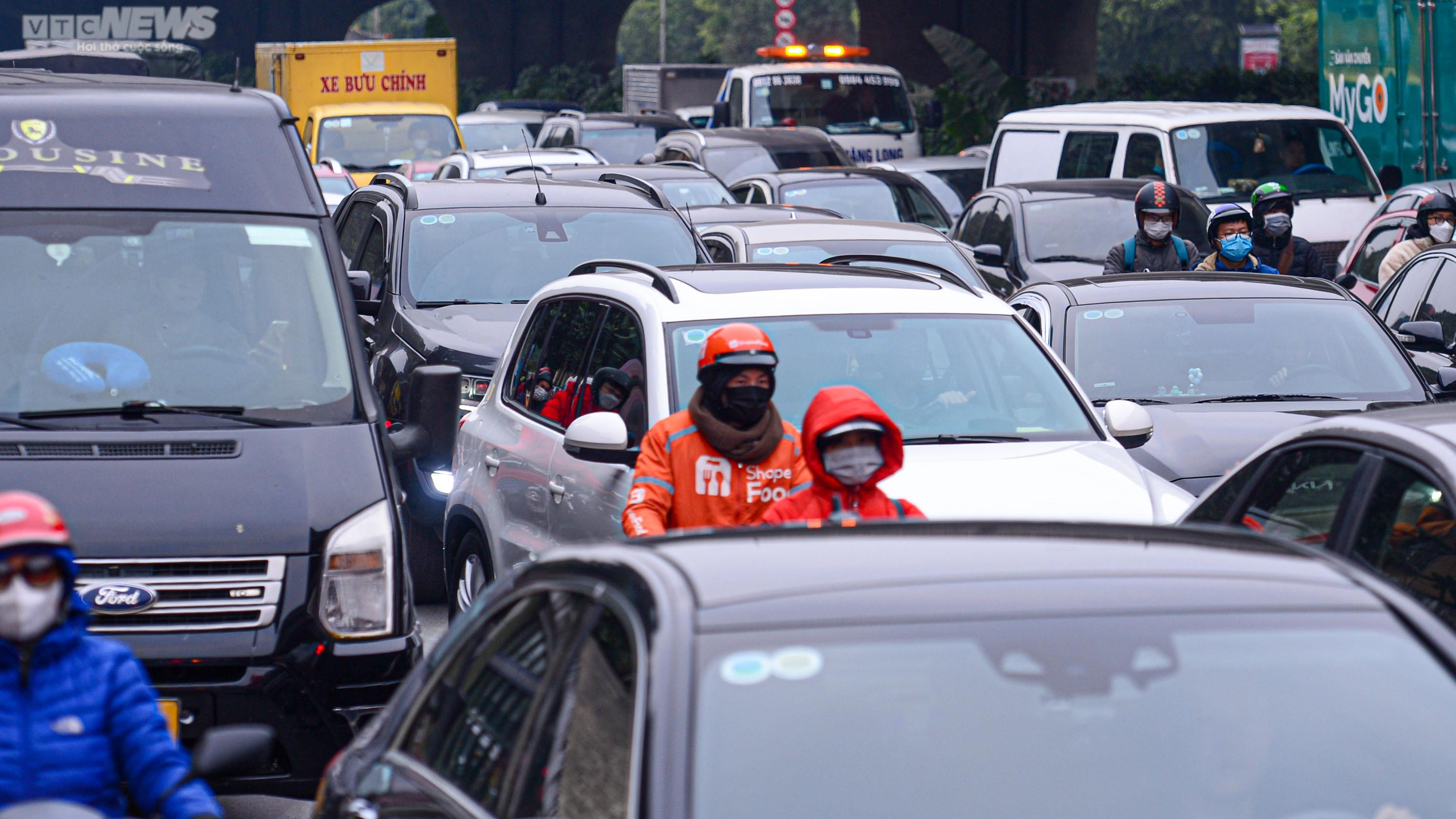 Người dân rời Hà Nội về quê đón Tết, cửa ngõ kẹt cứng - 13