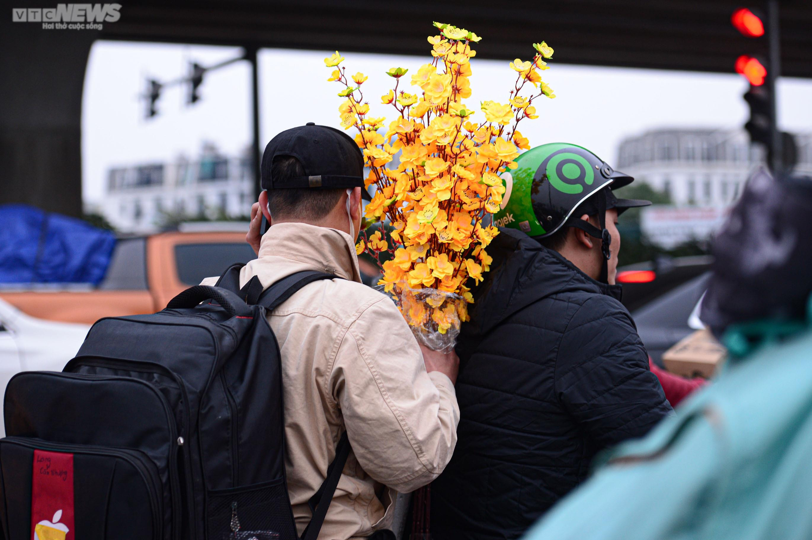 Người dân rời Hà Nội về quê đón Tết, cửa ngõ kẹt cứng - 15