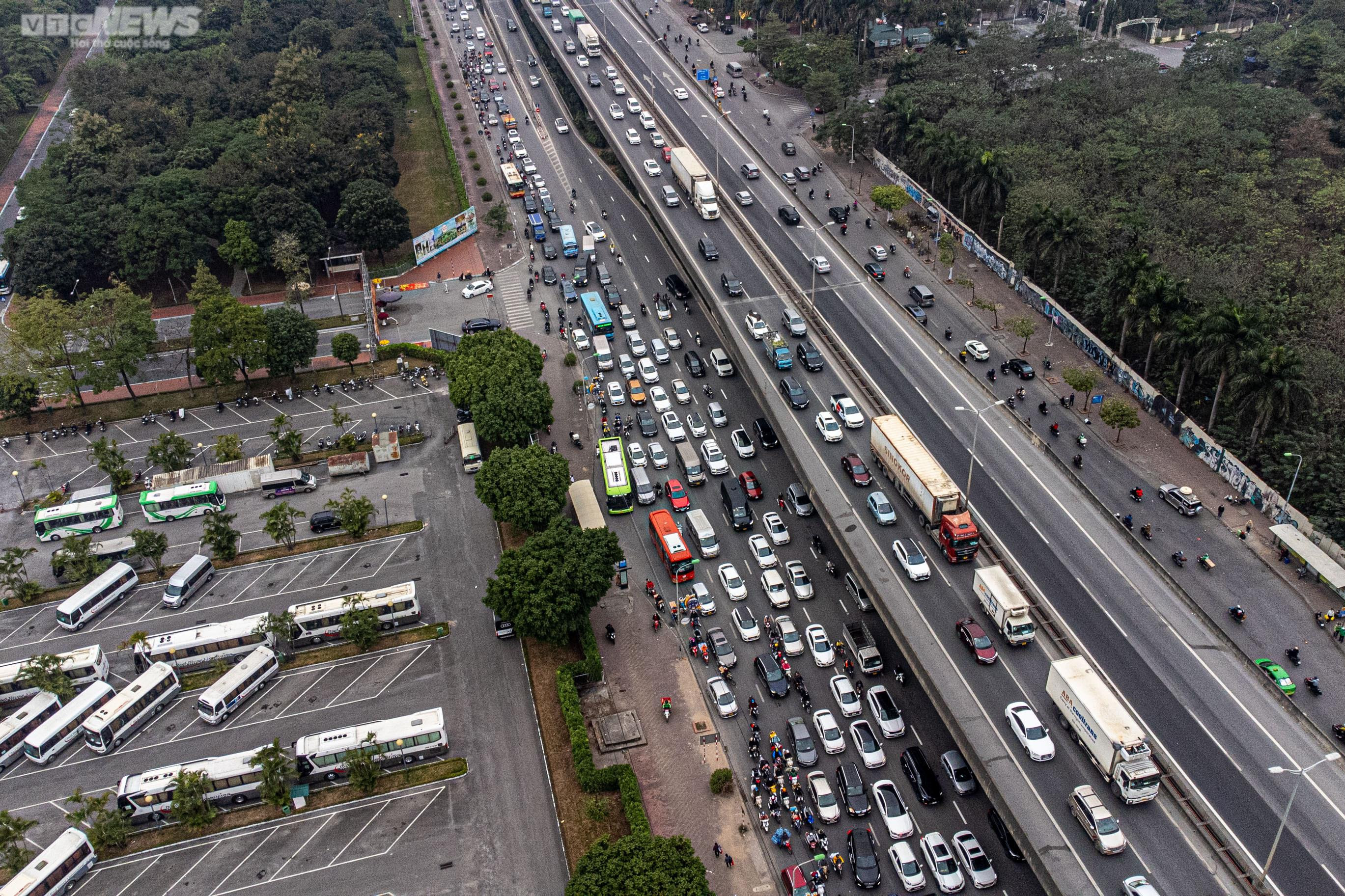 Người dân rời Hà Nội về quê đón Tết, cửa ngõ kẹt cứng - 2