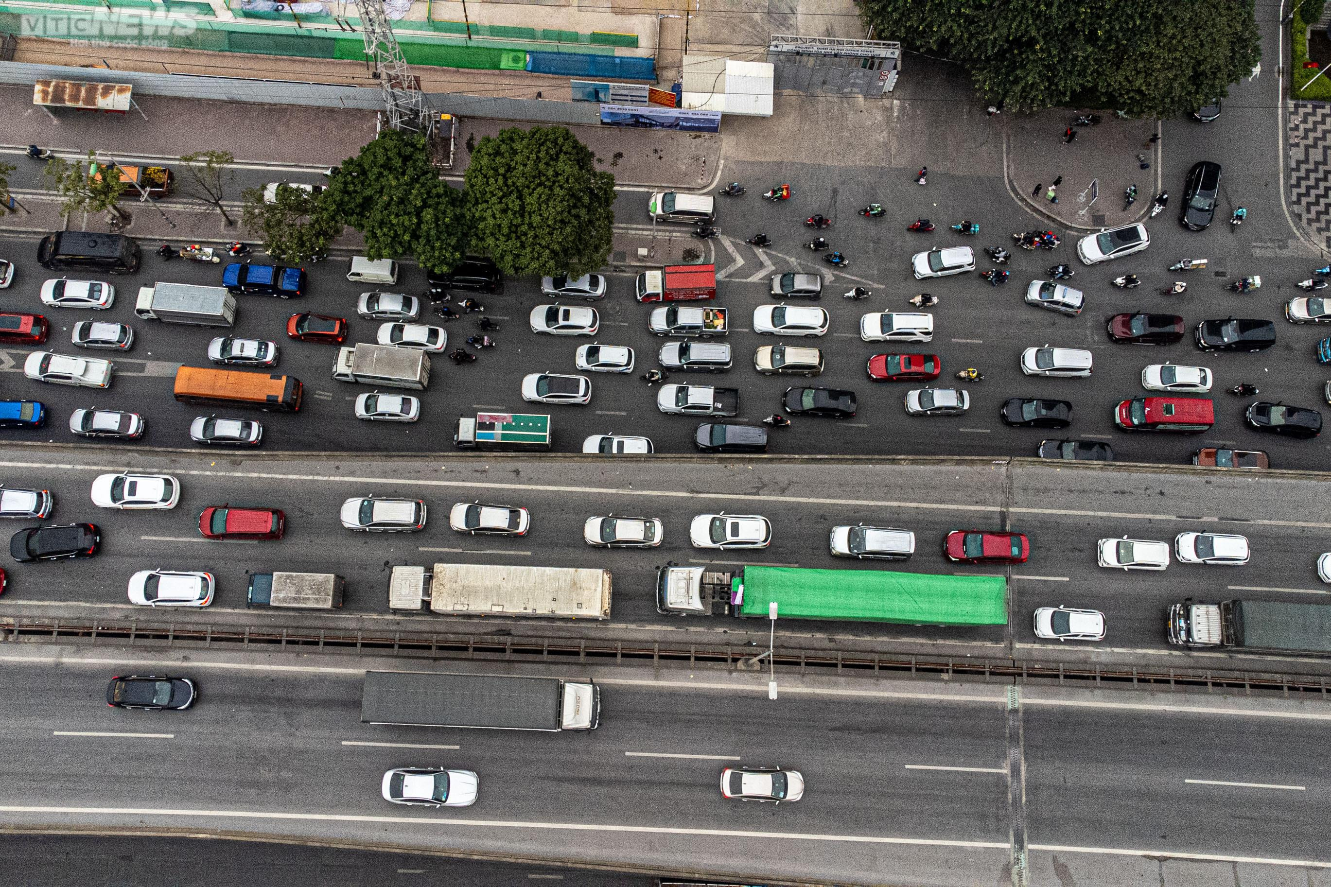 Người dân rời Hà Nội về quê đón Tết, cửa ngõ kẹt cứng - 5