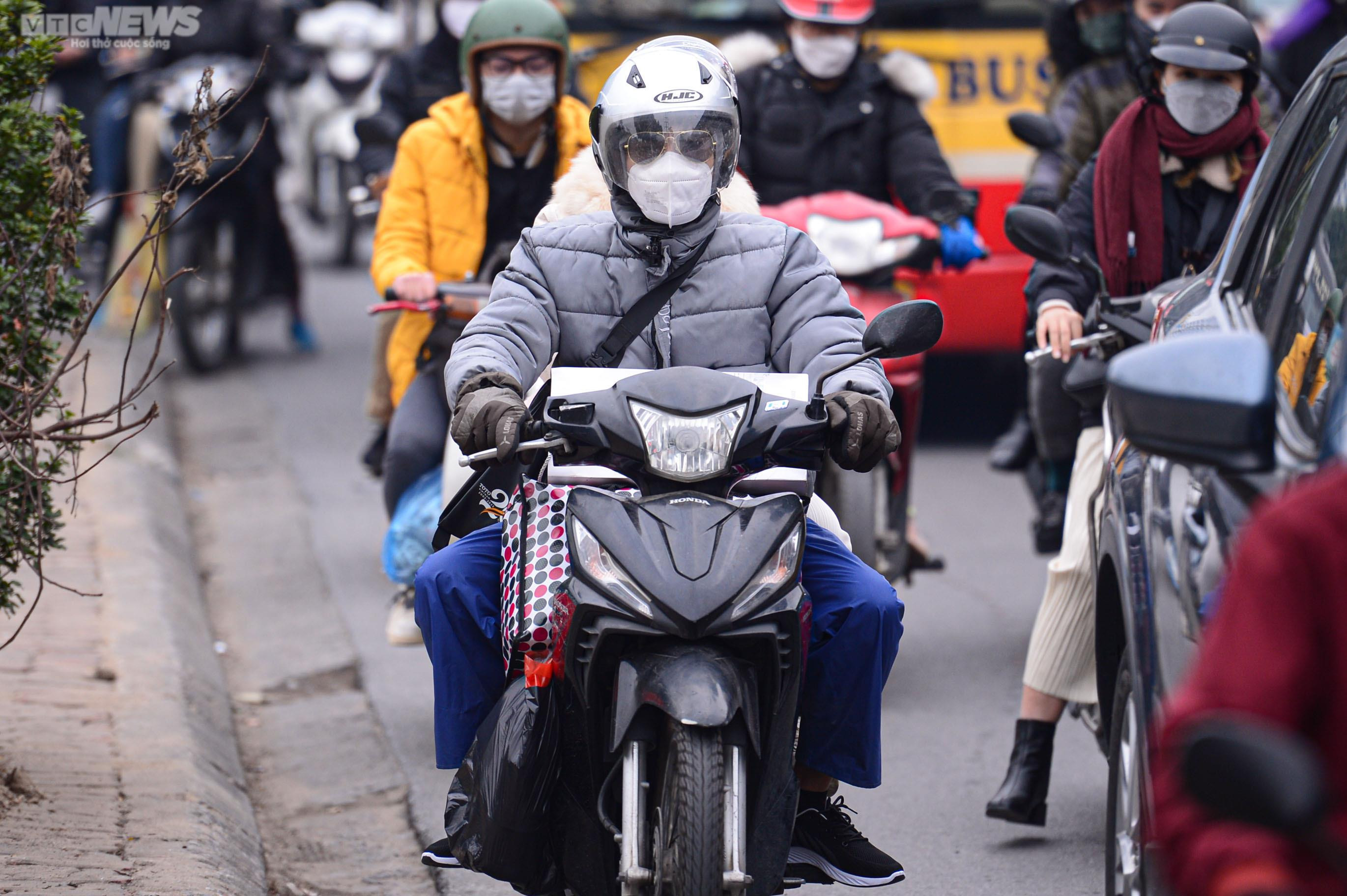 Người dân rời Hà Nội về quê đón Tết, cửa ngõ kẹt cứng - 9