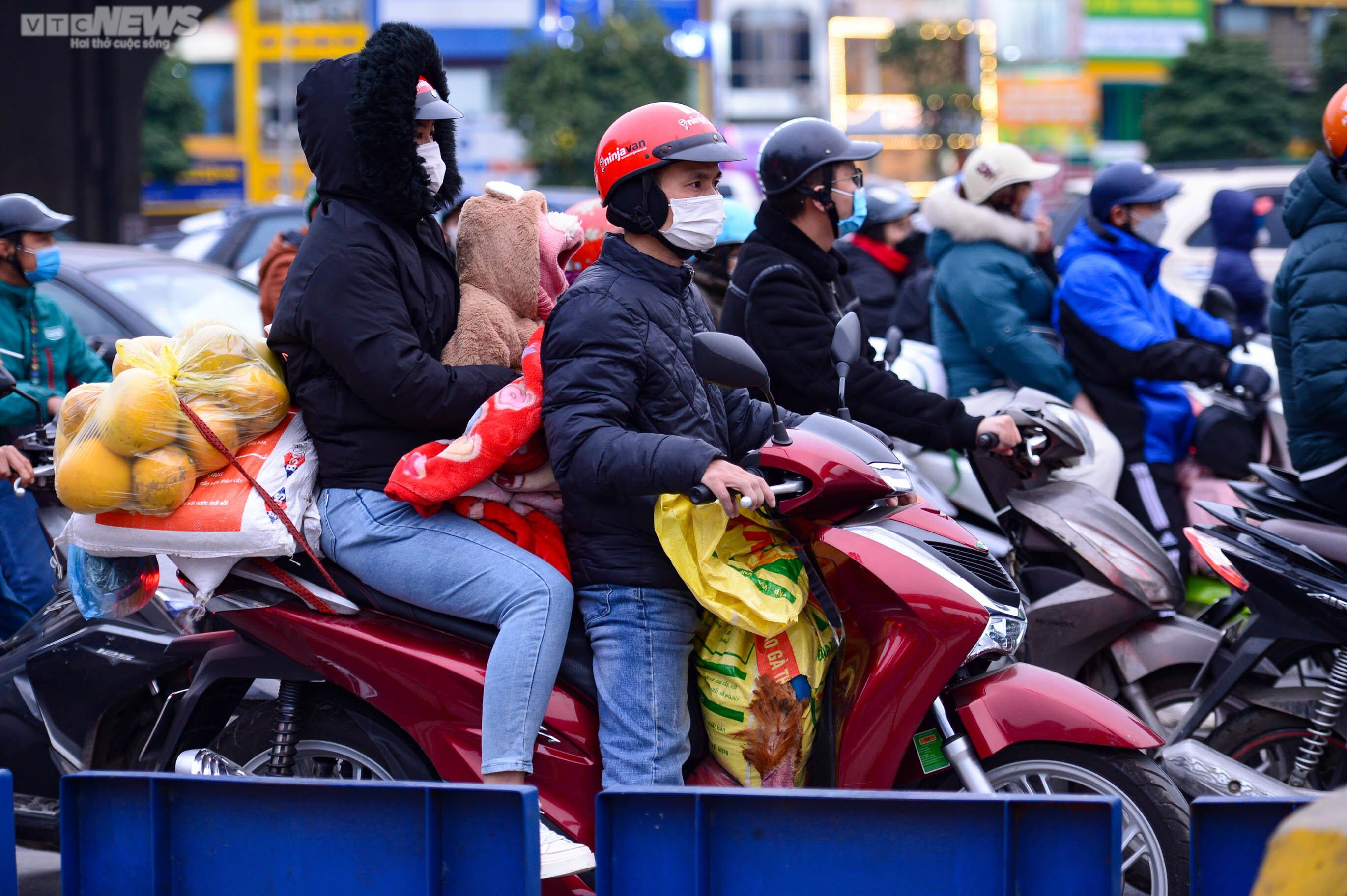 Cửa ngõ Hà Nội ùn tắc trong ngày làm việc cuối cùng trước kỳ nghỉ Tết - 7